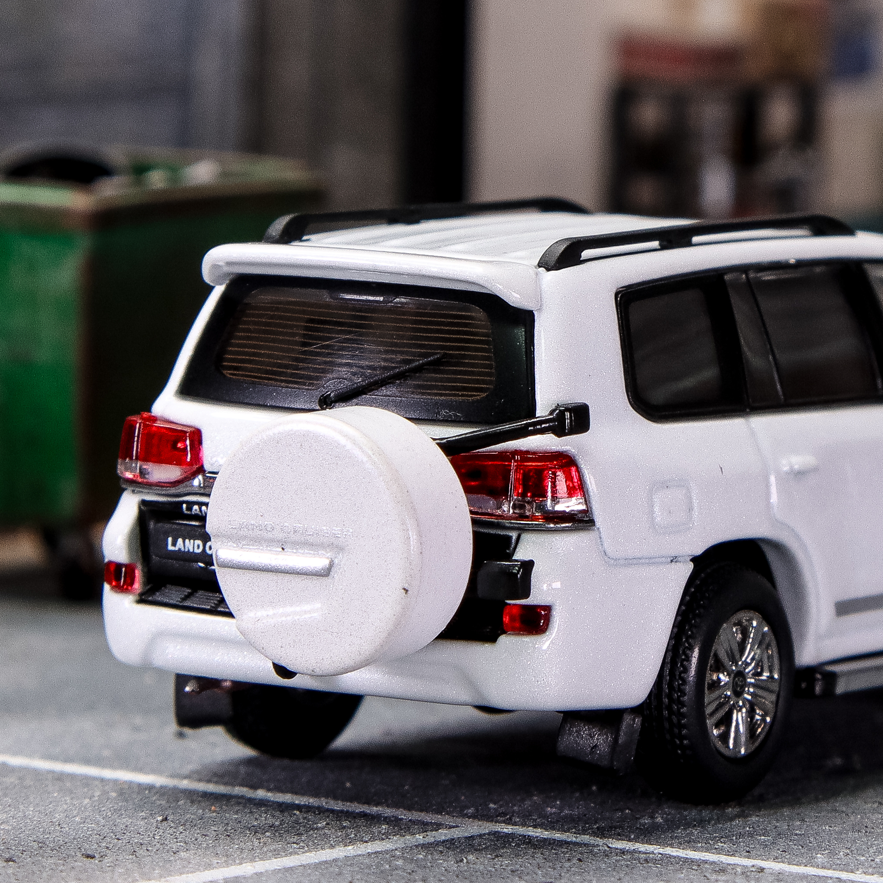 GCD 1:64 Toyota Land Cruiser LC200 - White (LHD).