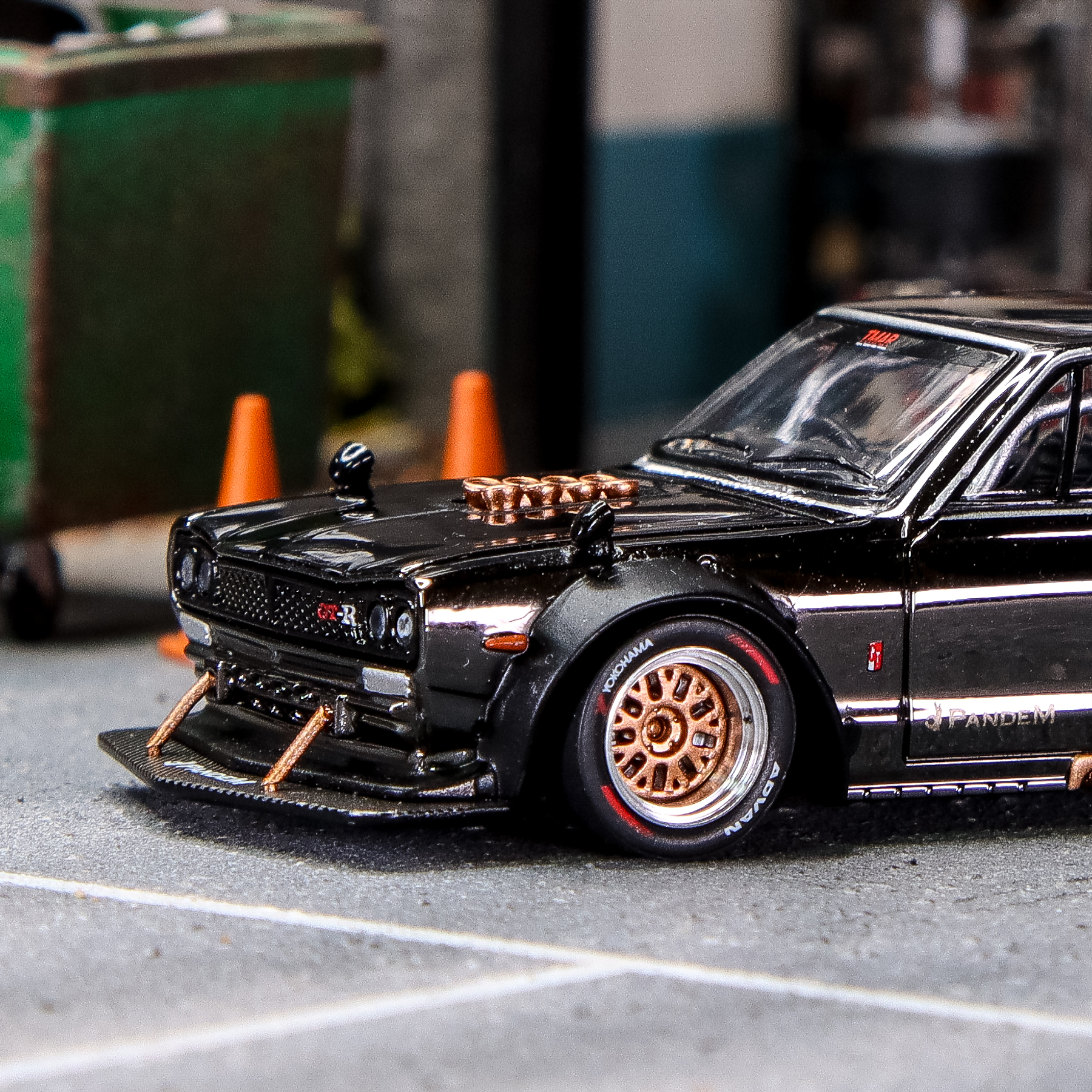 Pop Race 1:64 Nissan Skyline GT-R V8 Drift (HAKOSUKA) Dark Chrome.