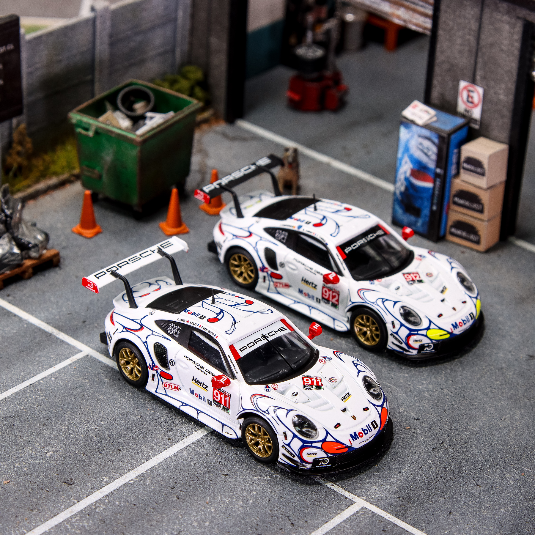 SPARKY 1:64 Porsche 911 RSR Porsche GT Team - Petit Le Mans 2018 - P. Pilet - N.Tandy - F.Makowiecki #911 & L.Vanthoor - M.Jaminet - E.Bamber #912.