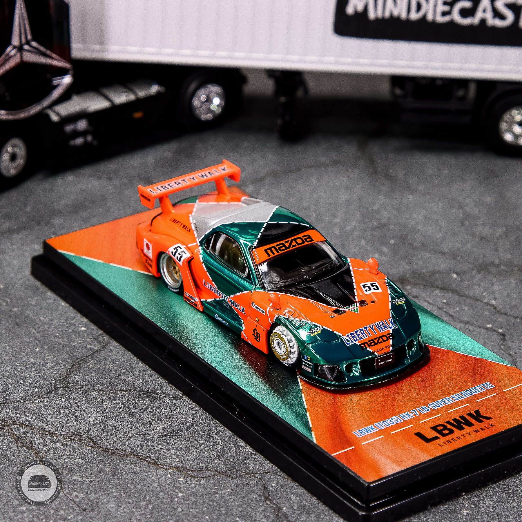 Inno64 1:64 CHASE Mazda LB-WORKS Silhouette RX7 (FD3S) - MDX24 Special Edition.