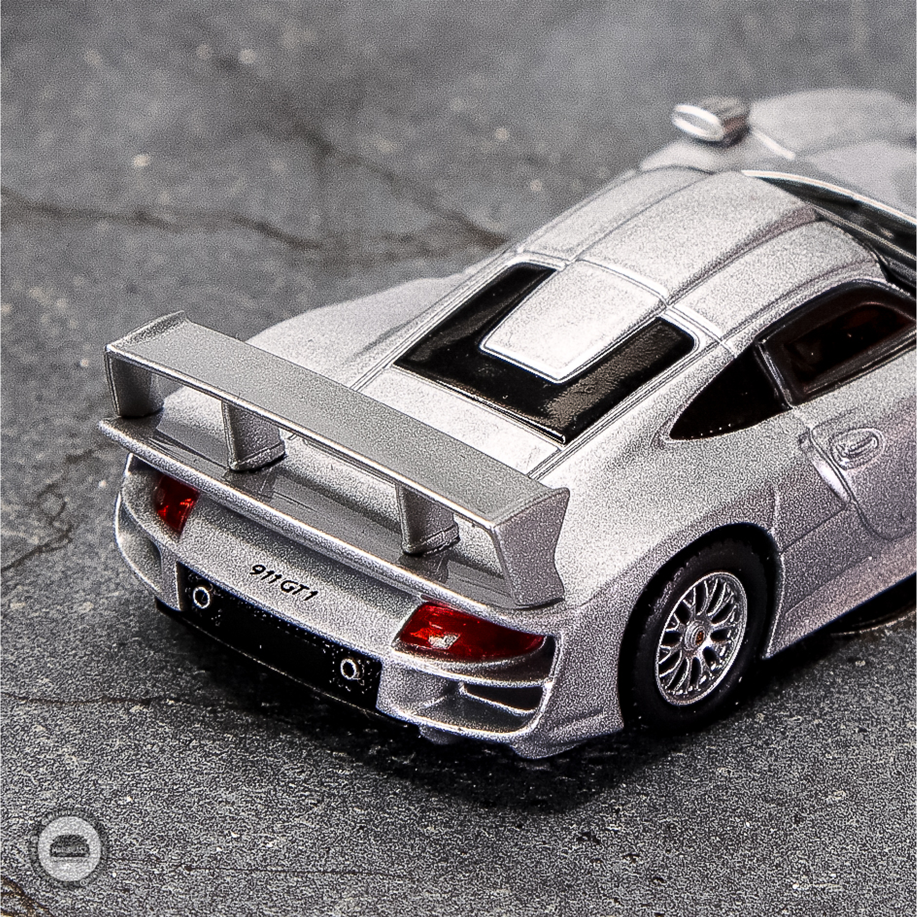 Sparky 1:64 Porsche 911 GT1 Strassenversion - Silver.