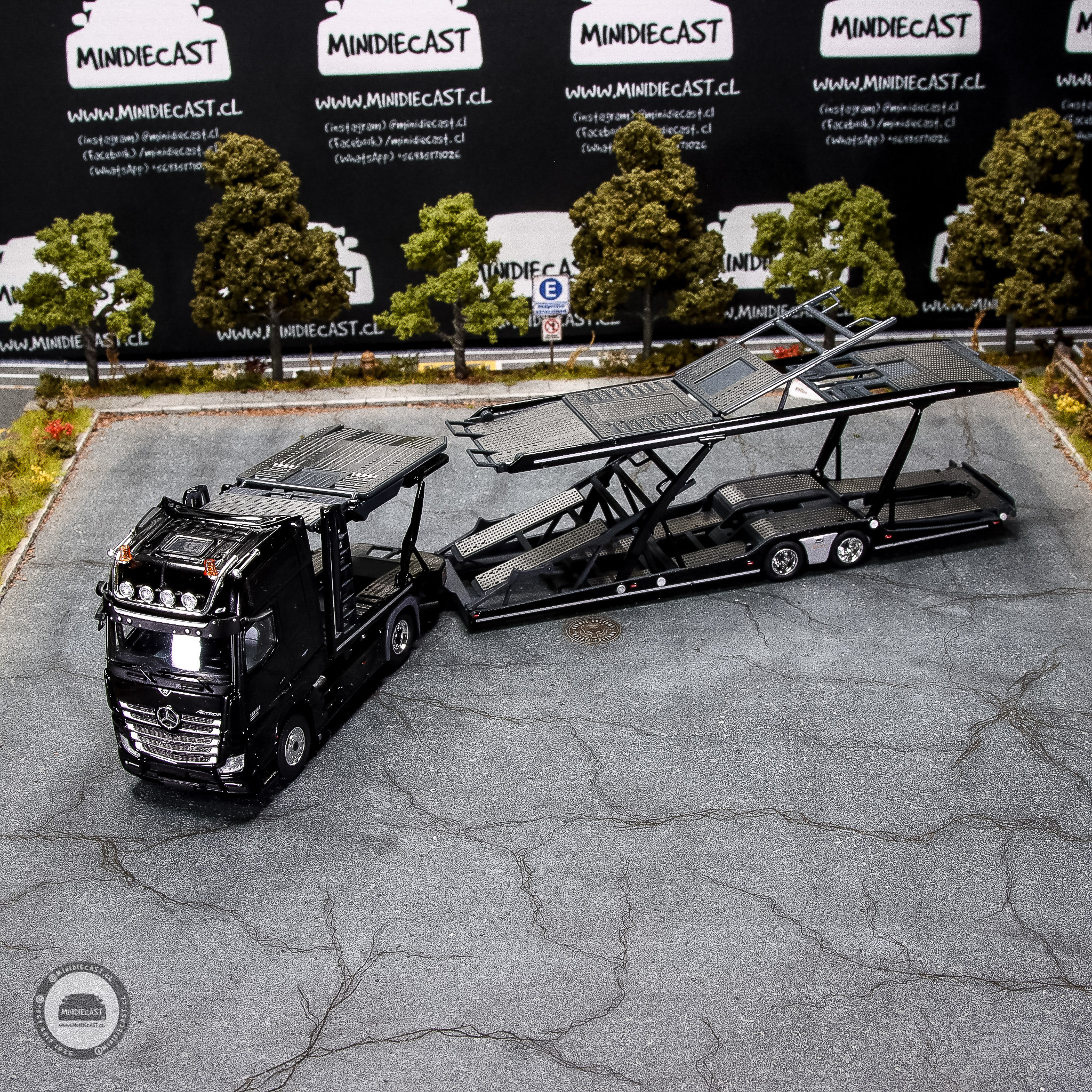 GCD 1:64 Mercedes-Benz Actros Auto Transporter – Black
