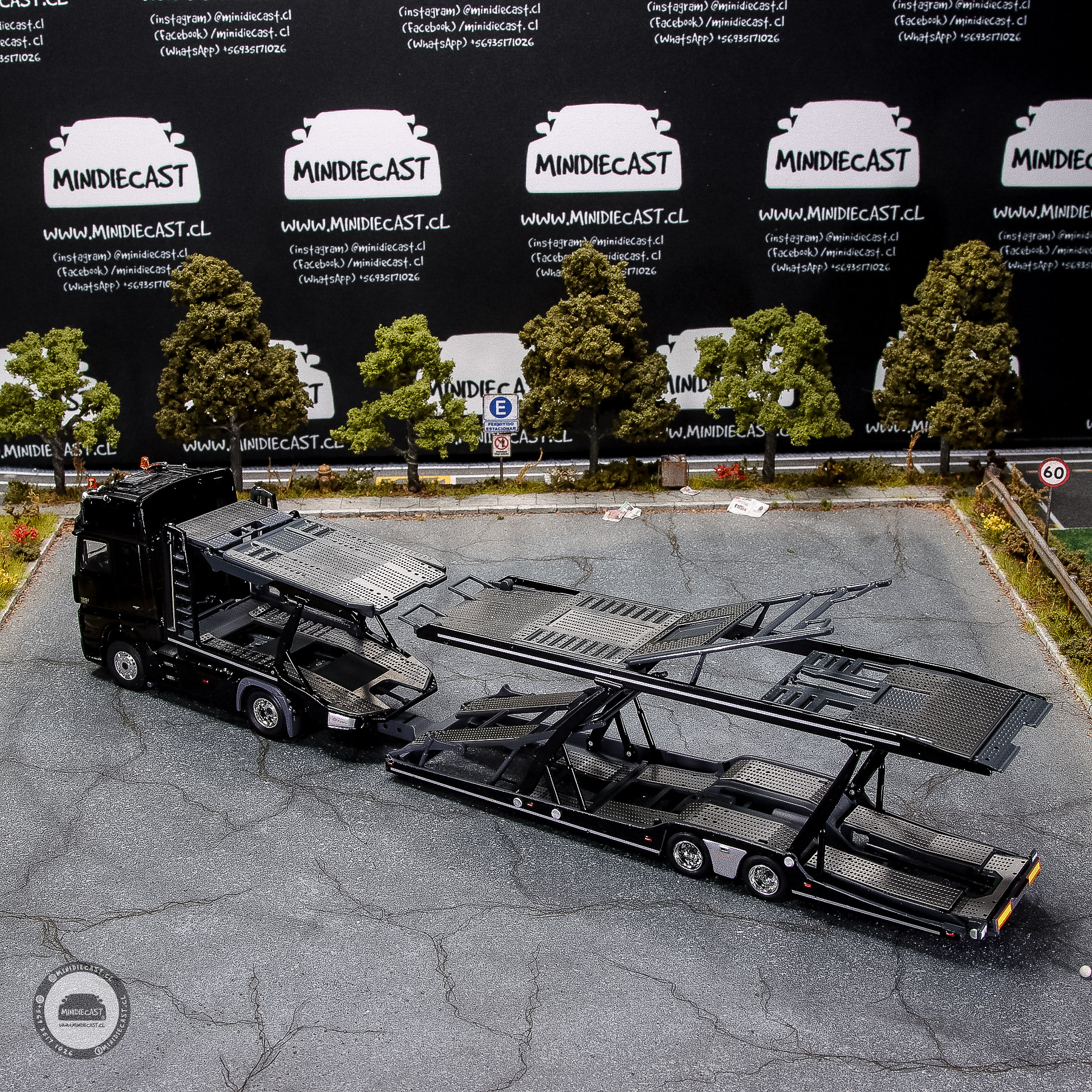 GCD 1:64 Mercedes-Benz Actros Auto Transporter – Black.