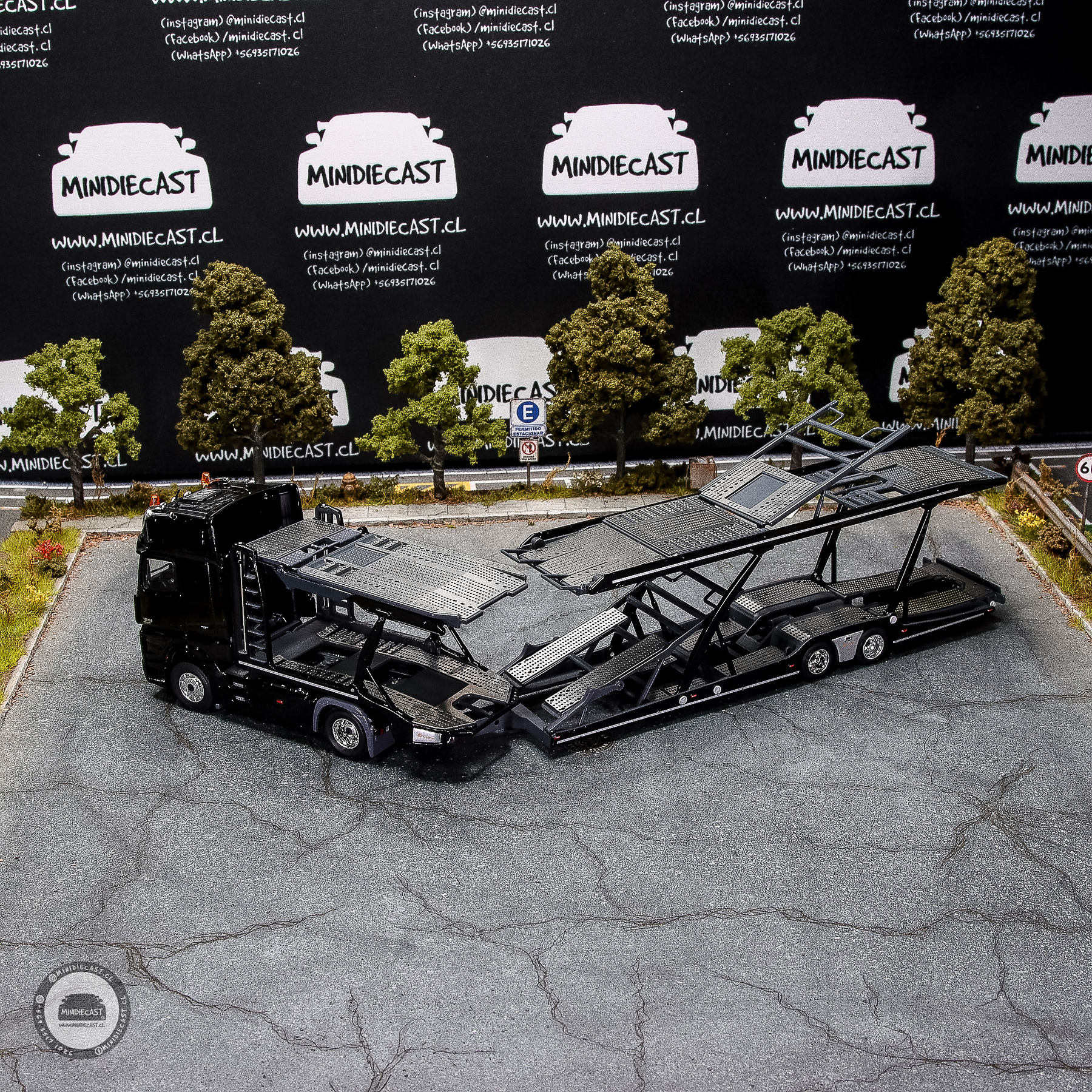 GCD 1:64 Mercedes-Benz Actros Auto Transporter – Black.