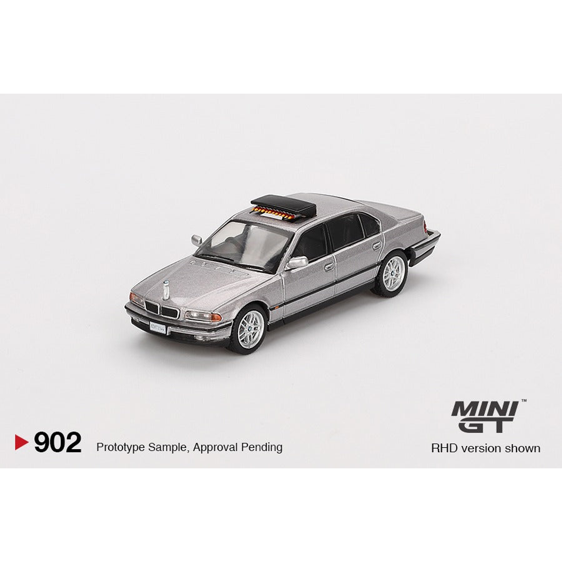 (PREVENTA) Mini GT 1:64 BMW 750IL James Bond 007 Tomorrow Never Dies – English Packaging – Limited Edition