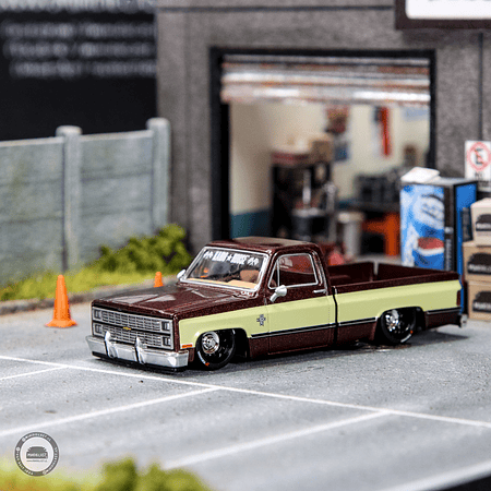 Kaido House x Mini GT 1:64 Chevrolet Silverado KAIDO Vintage Spec V1 – Two-Tone Brown Cream.