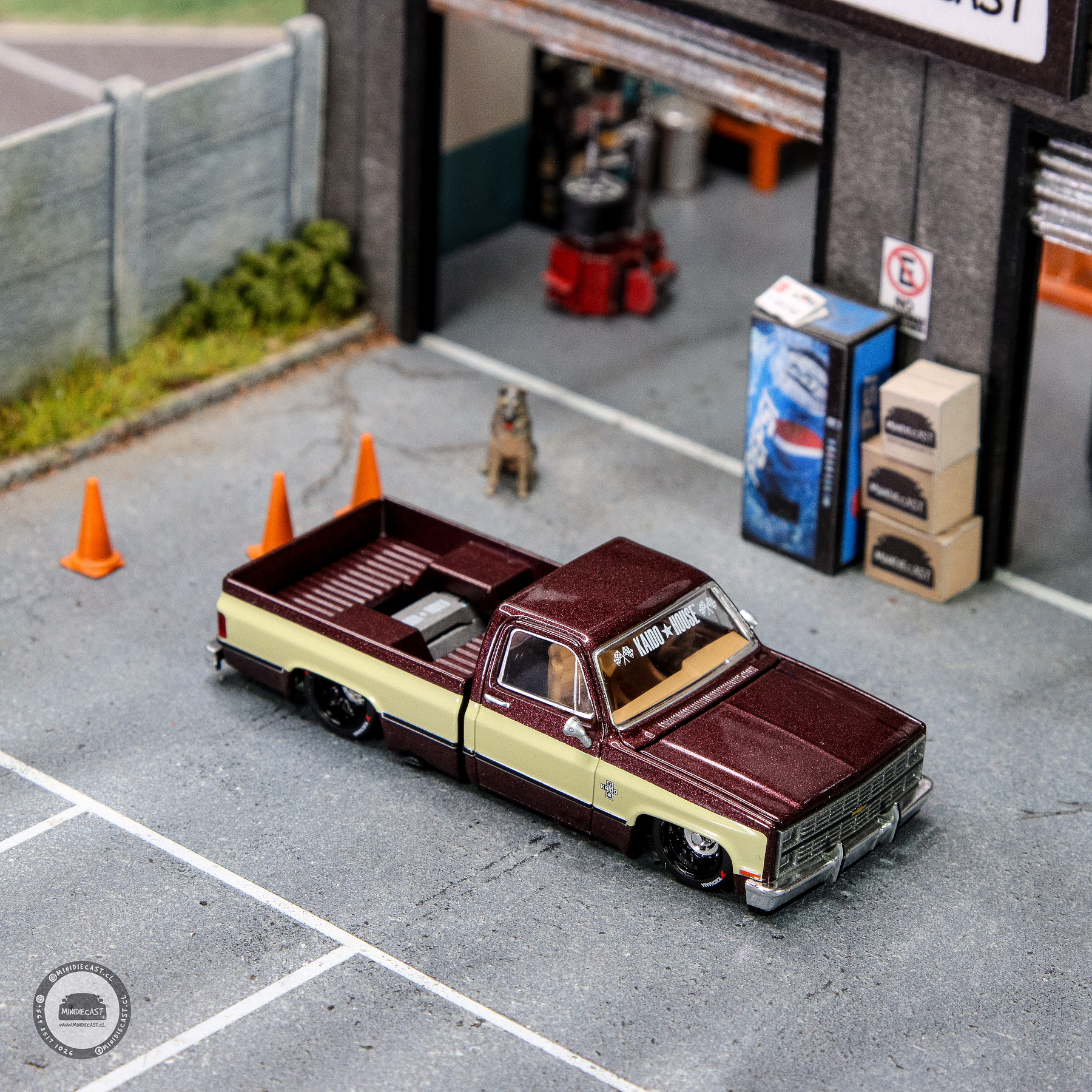 Kaido House x Mini GT 1:64 Chevrolet Silverado KAIDO Vintage Spec V1 – Two-Tone Brown Cream.