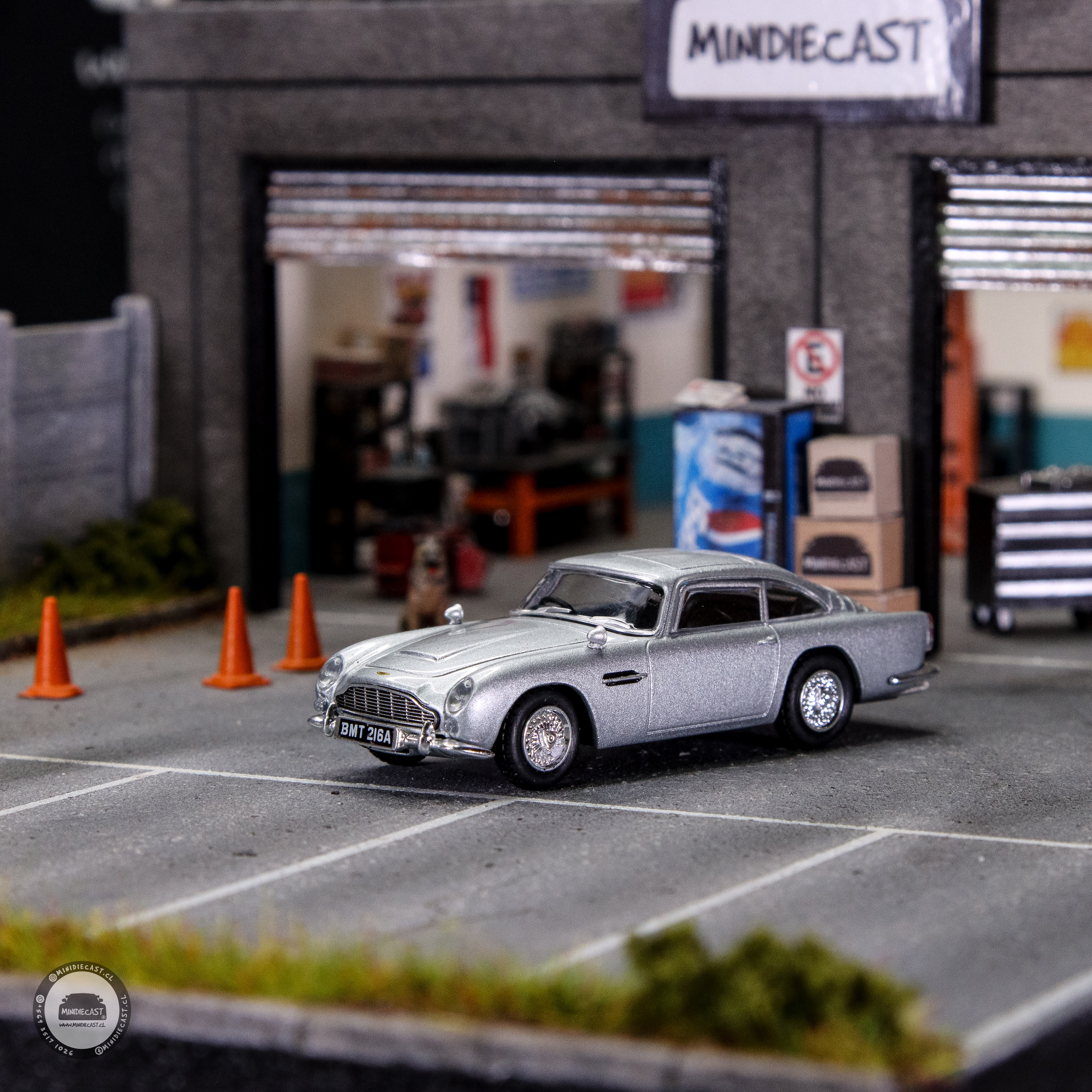 Mini GT 1:64 Thunderball – English Packaging Aston Martin DB5 James Bond 007 – Limited Edition.