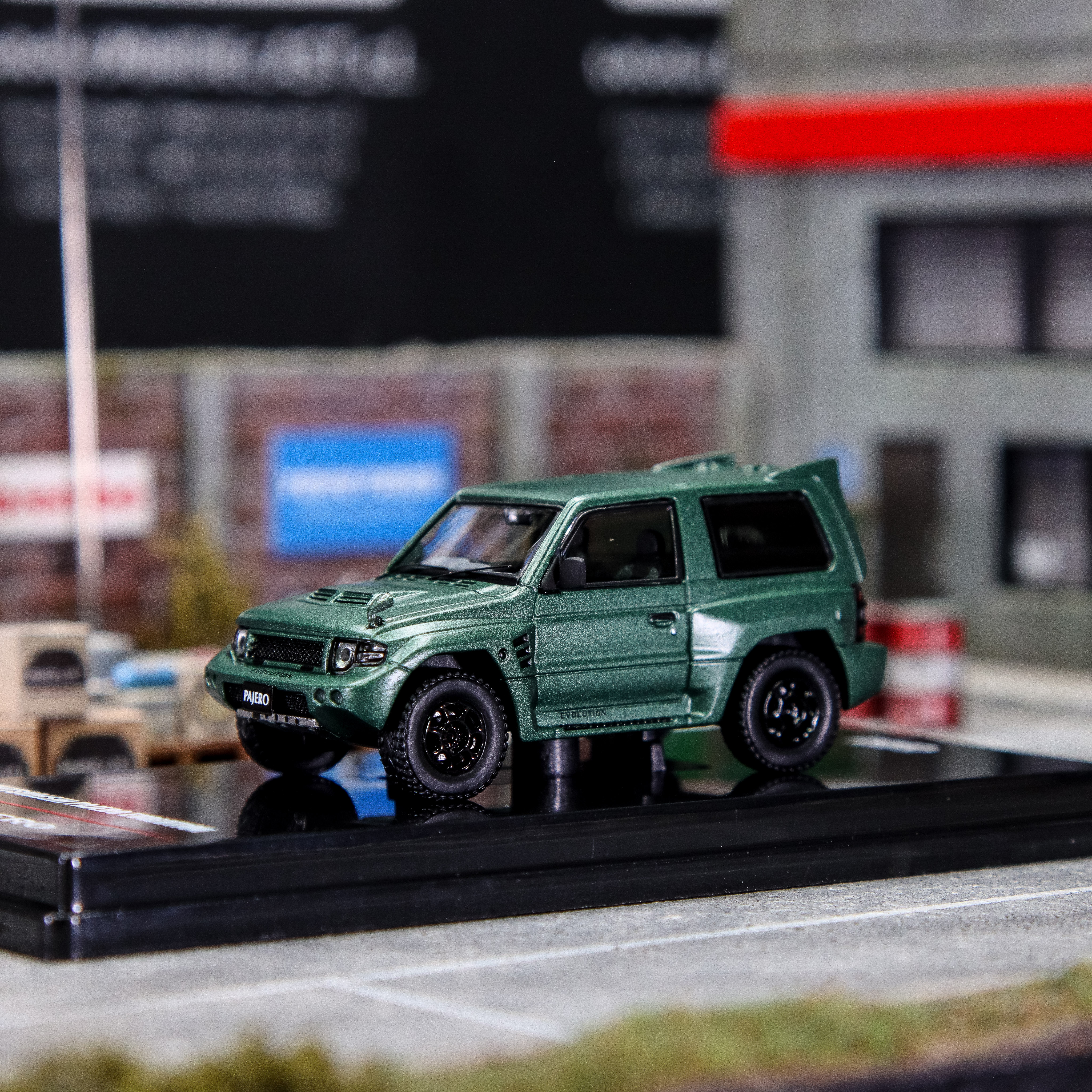 Inno64 1:64 Mitsubishi Pajero Evolution Satin Green.