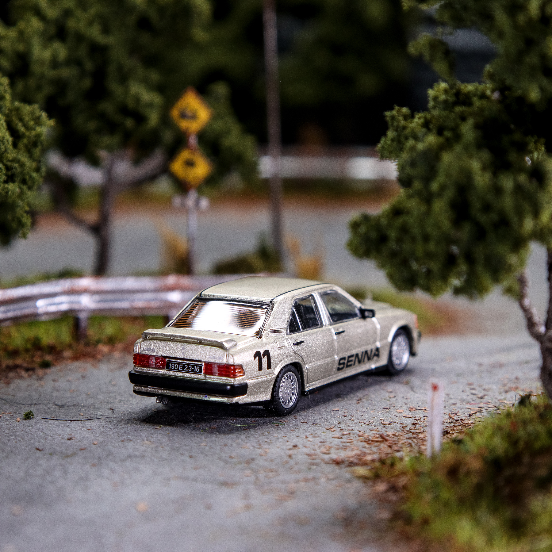 Tarmac Works 1:64 1984 Ayrton Senna - Race of Champions -- Mercedes-Benz 190 E 2.3-16.