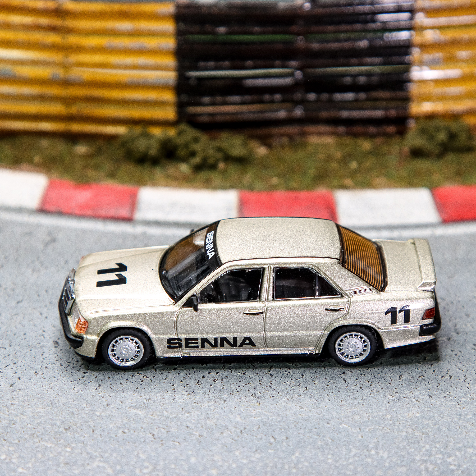 Tarmac Works 1:64 1984 Ayrton Senna - Race of Champions -- Mercedes-Benz 190 E 2.3-16.