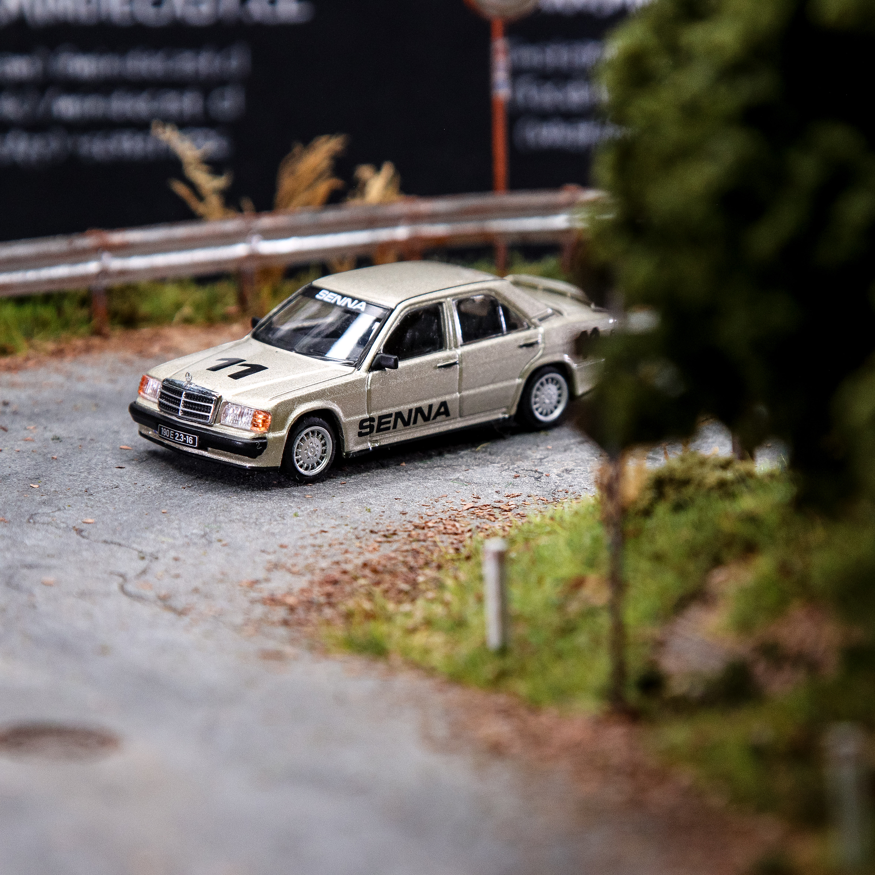 Tarmac Works 1:64 1984 Ayrton Senna - Race of Champions -- Mercedes-Benz 190 E 2.3-16.