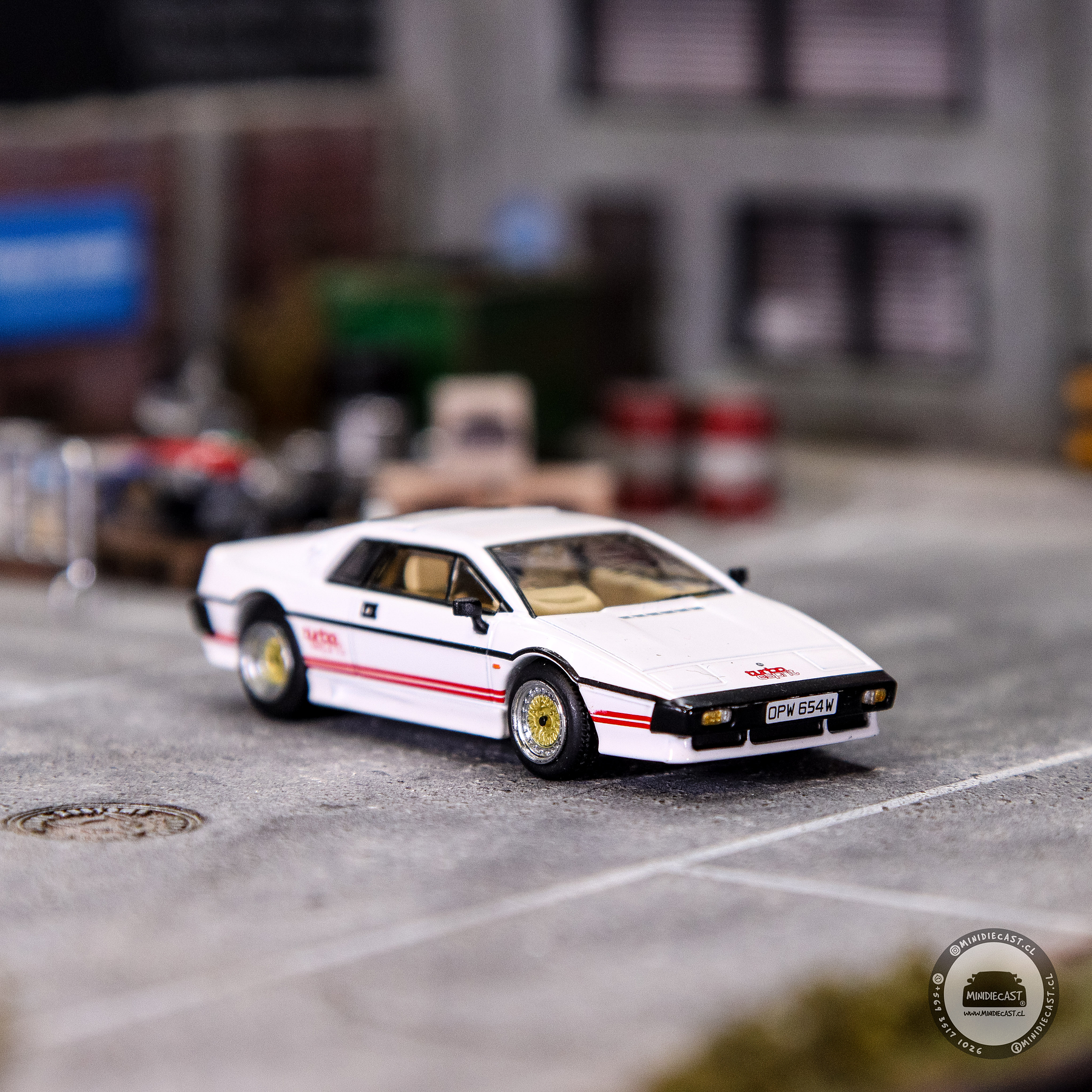 Mini GT 1:64 Lotus Esprit Turbo White “For Your Eyes Only” – English Version Packaging – Limited Edition.