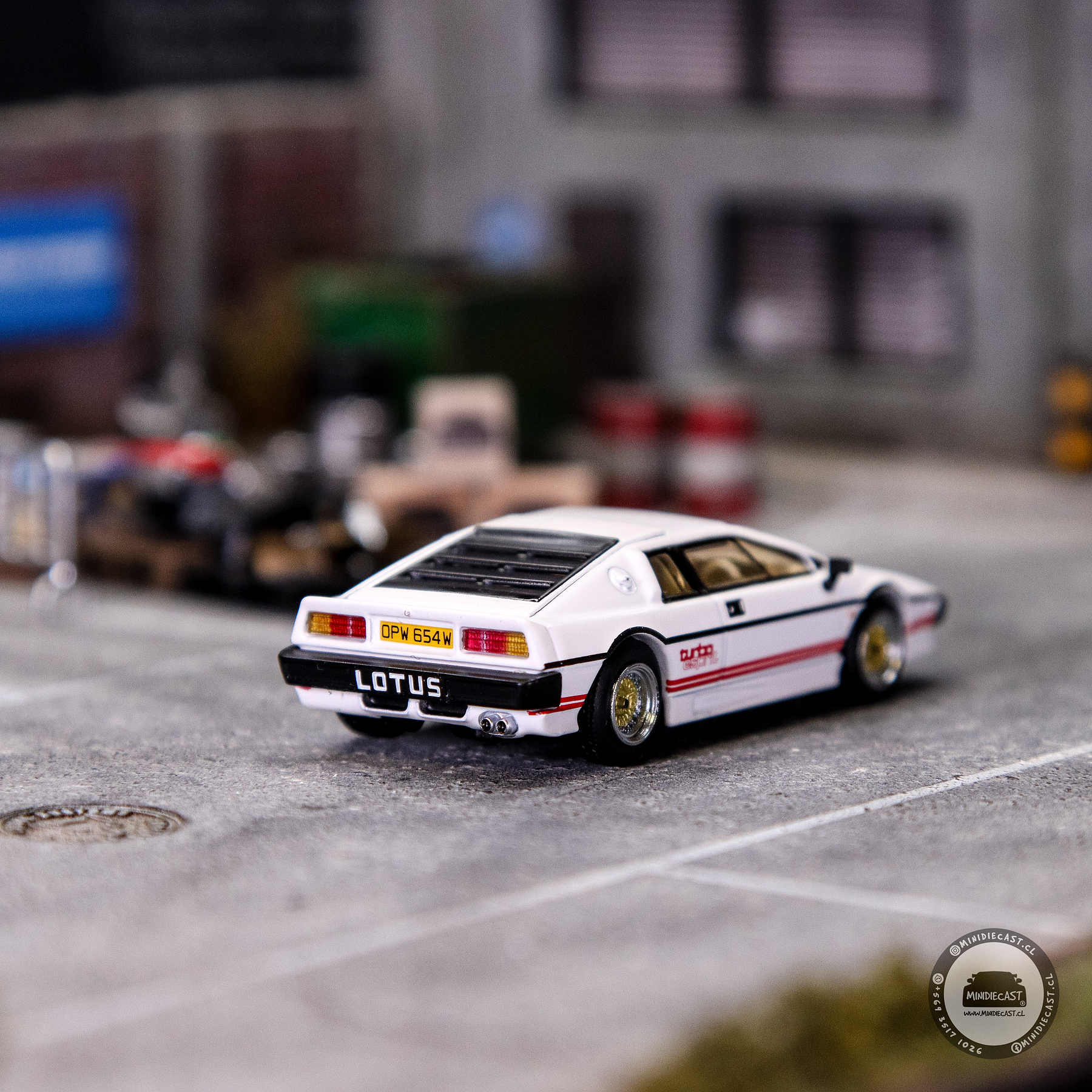 Mini GT 1:64 Lotus Esprit Turbo White “For Your Eyes Only” – English Version Packaging – Limited Edition.