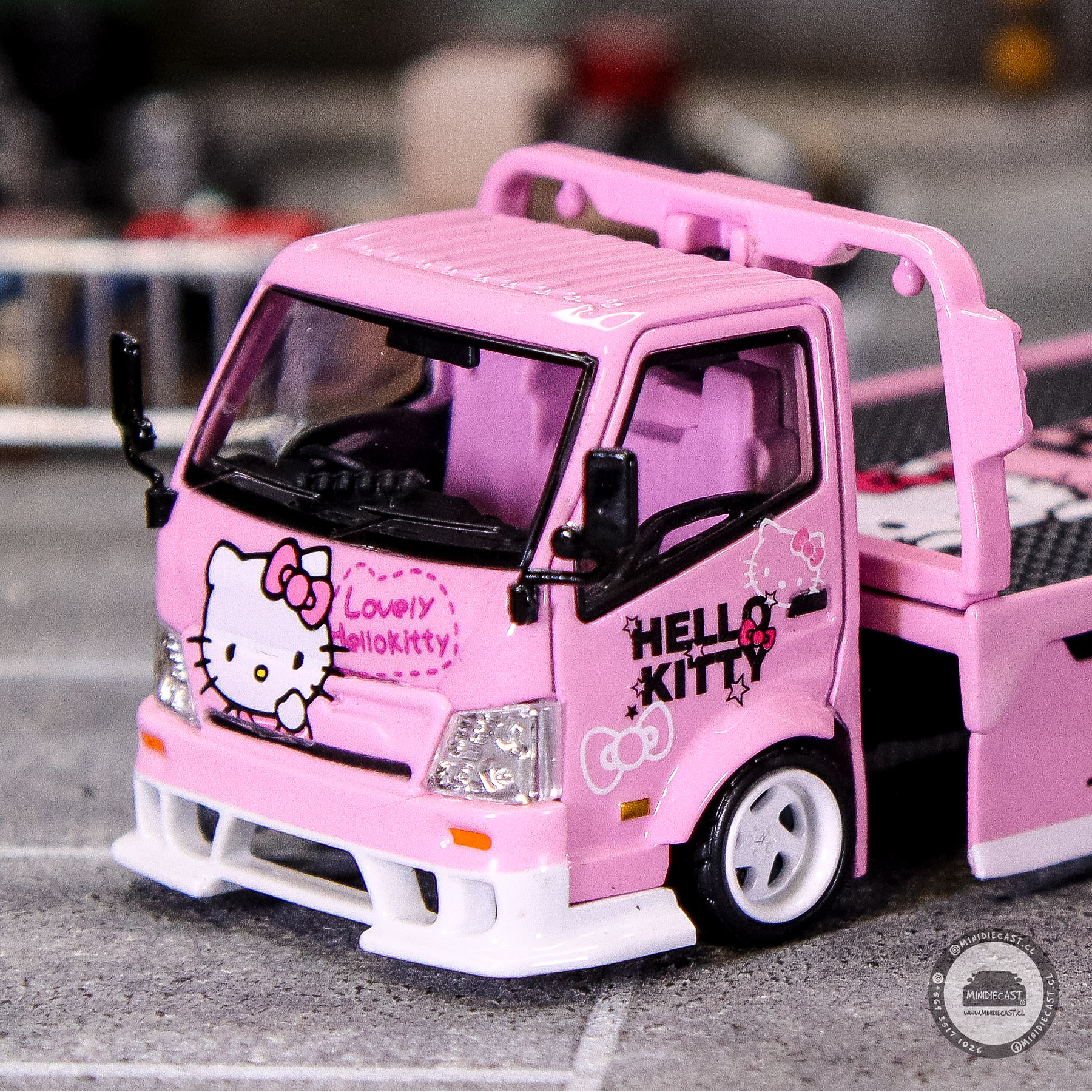 Cool Car 1:64 H300 Flatbed Transport Hello Kitty.