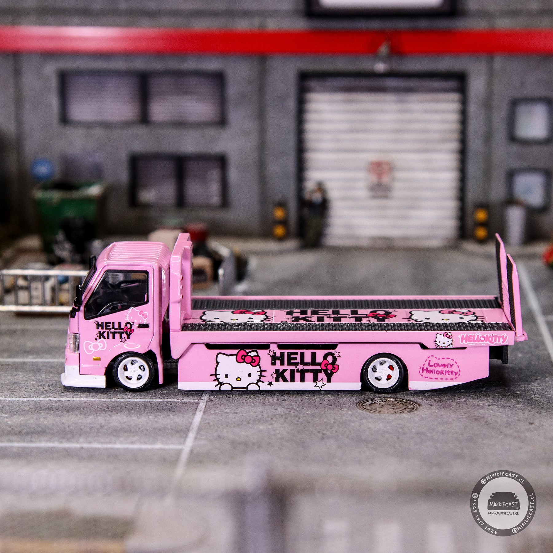 Cool Car 1:64 H300 Flatbed Transport Hello Kitty.
