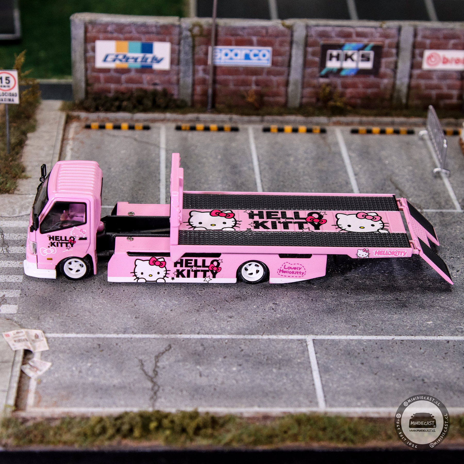 Cool Car 1:64 H300 Flatbed Transport Hello Kitty.