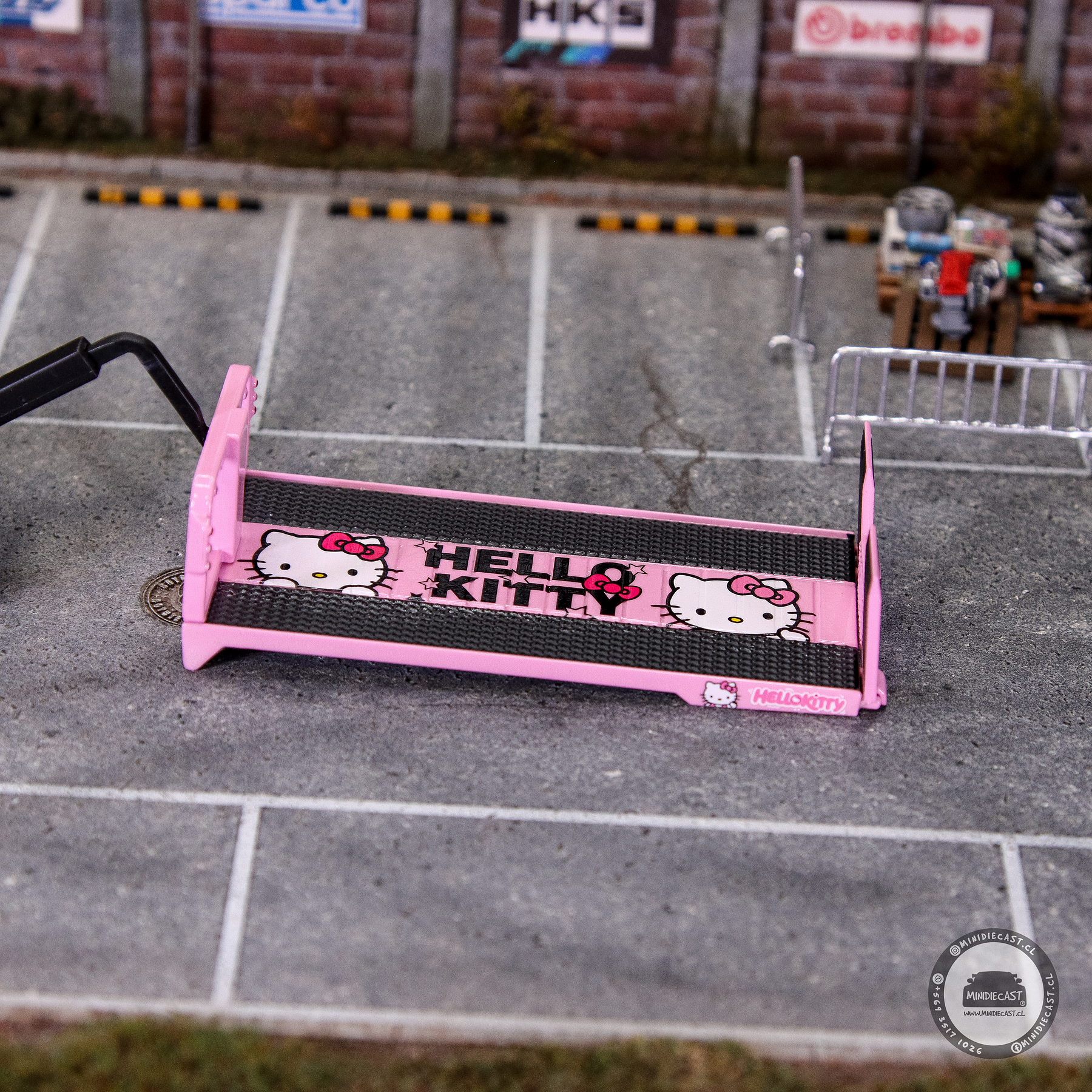 Cool Car 1:64 H300 Flatbed Transport Hello Kitty.