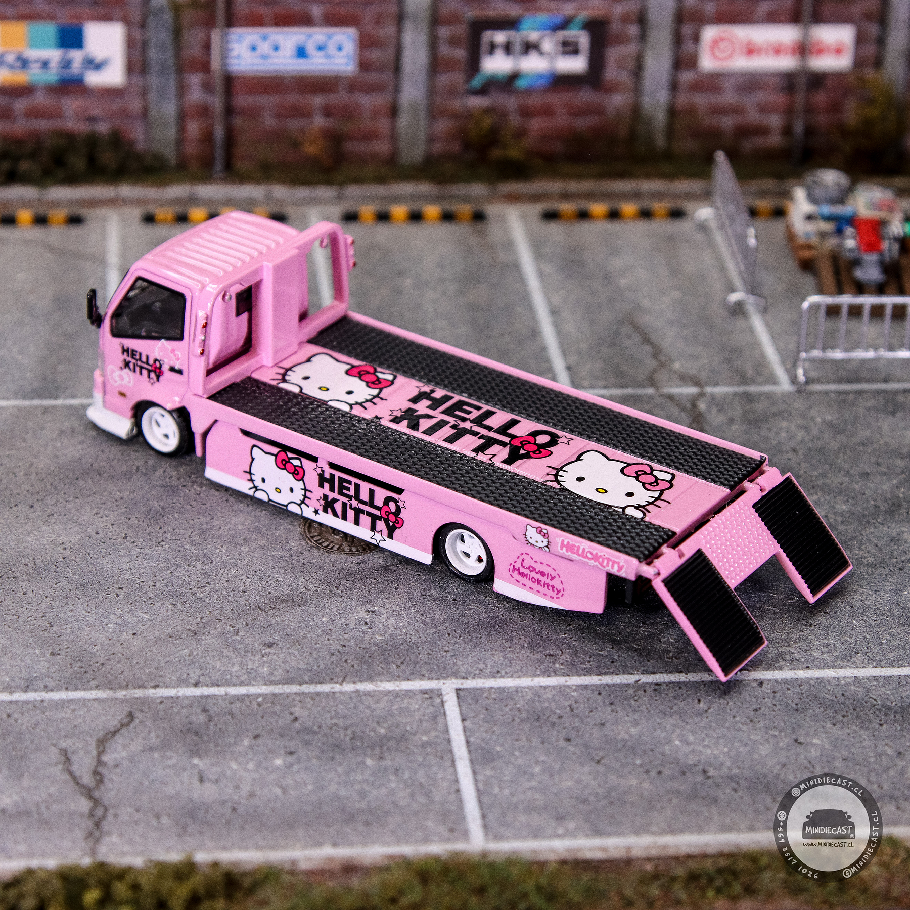 Cool Car 1:64 H300 Flatbed Transport Hello Kitty.