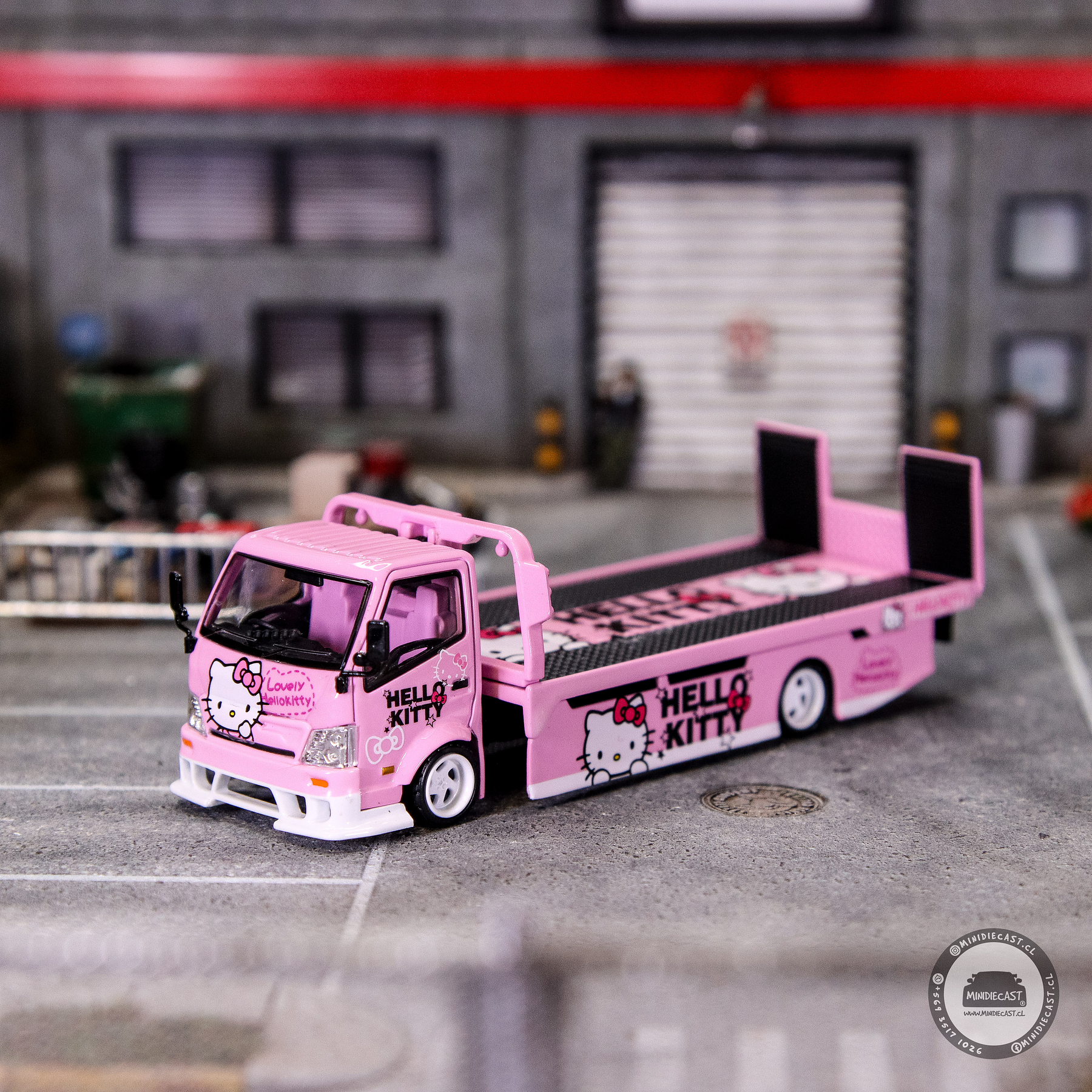 Cool Car 1:64 H300 Flatbed Transport Hello Kitty.
