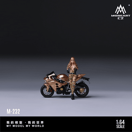 (PREVENTA) MoreArt 1:64 Kawasaki Golden 63 Camouflage Uniform Blonde Girl Motorcycle Figure Resin Model