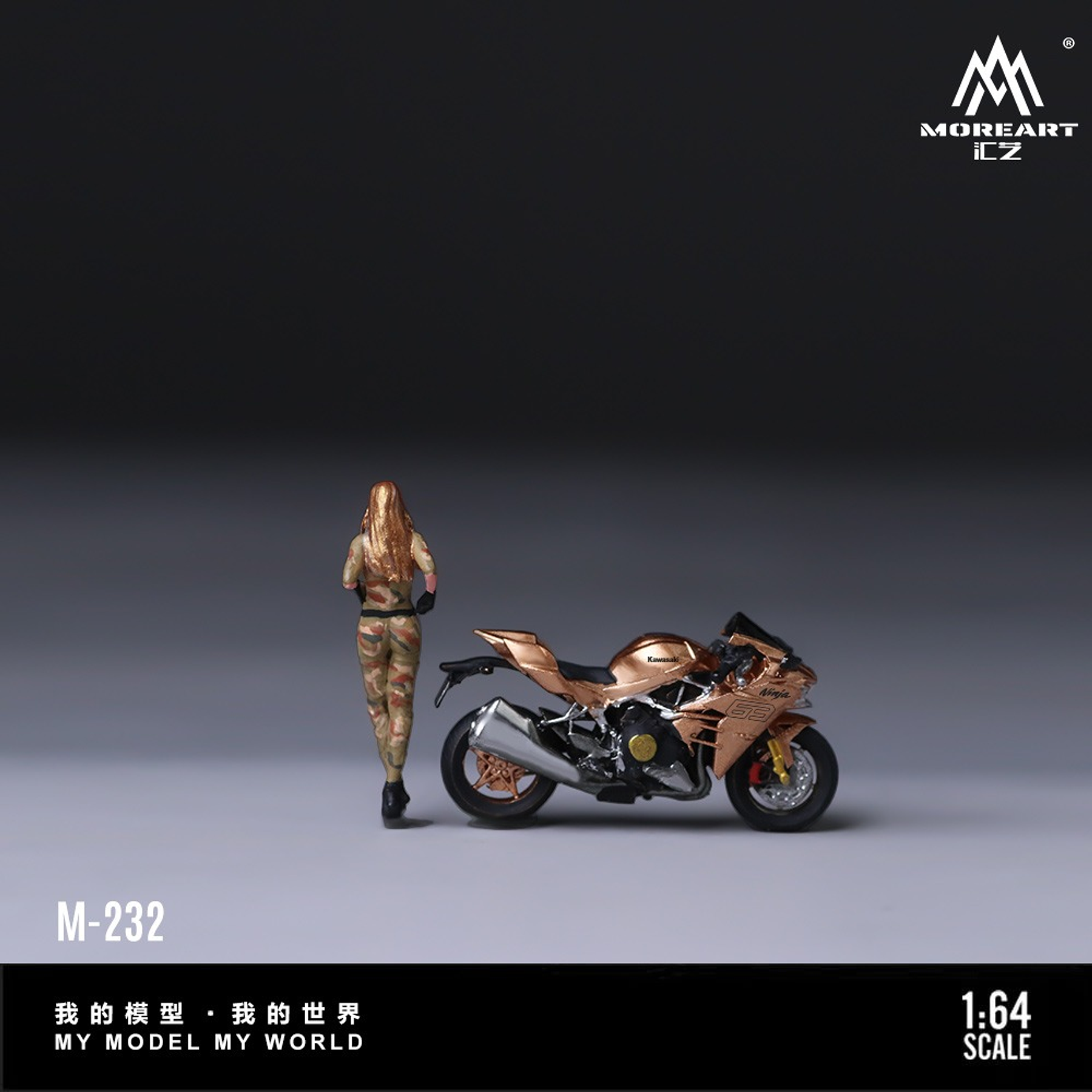 (PREVENTA) MoreArt 1:64 Kawasaki Golden 63 Camouflage Uniform Blonde Girl Motorcycle Figure Resin Model