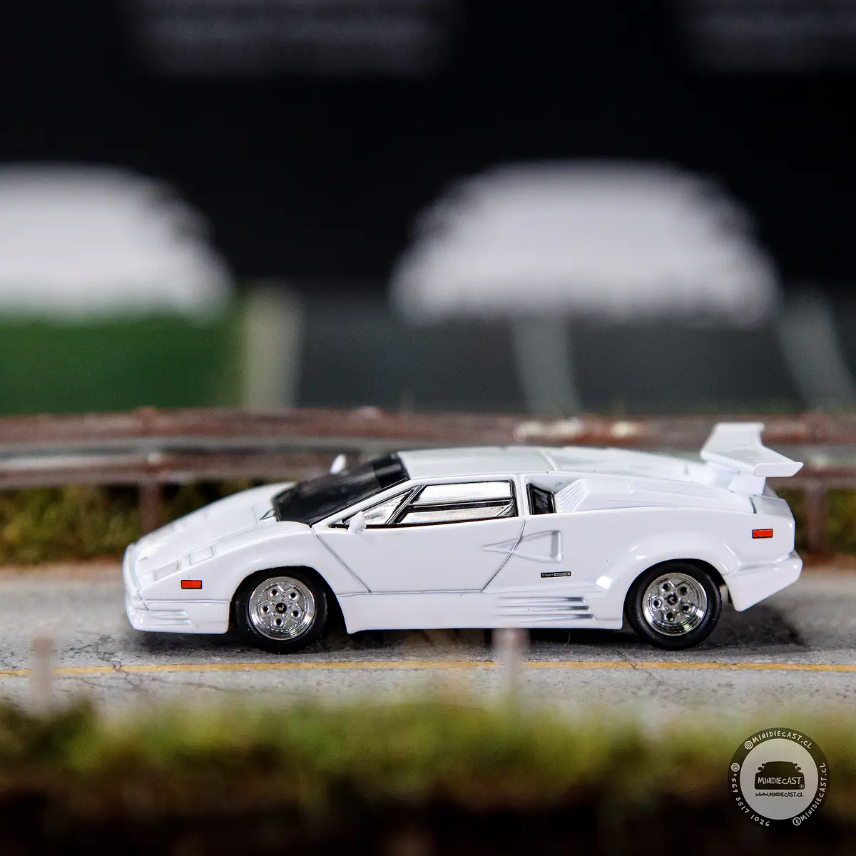 WHITEGMC cab with drop-bed trailerミニカー Mini GT 1:64 Lamborghini Countach 25th Anniversary – White