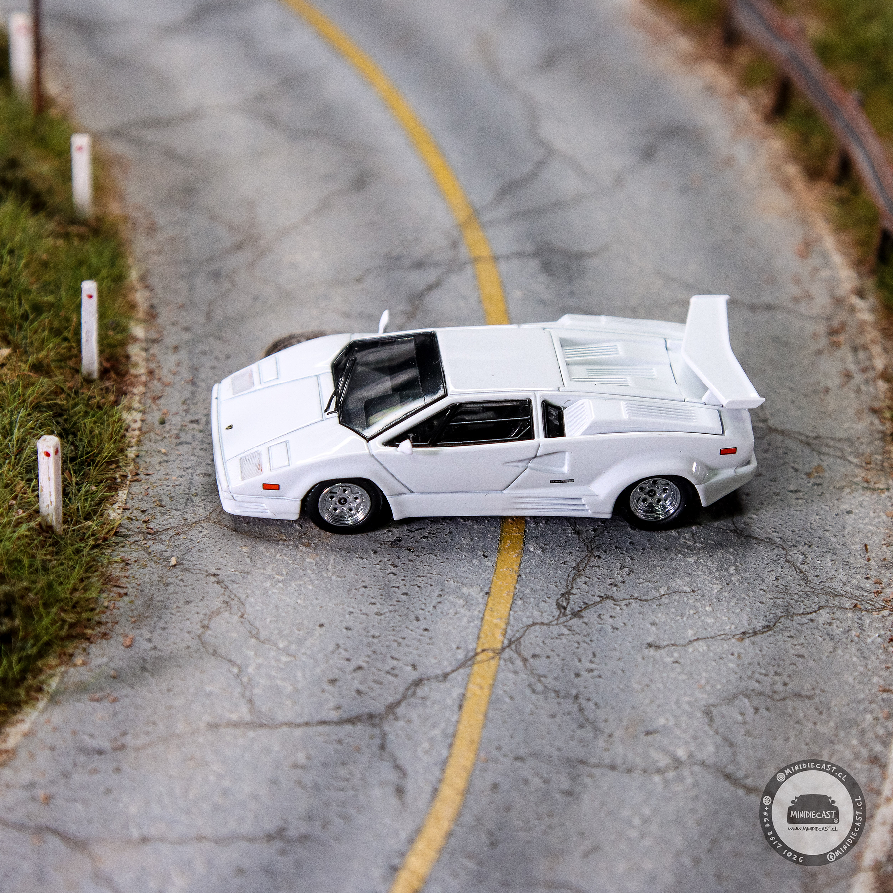 Mini GT 1:64 Lamborghini Countach 25th Anniversary – White – Limited Edition..