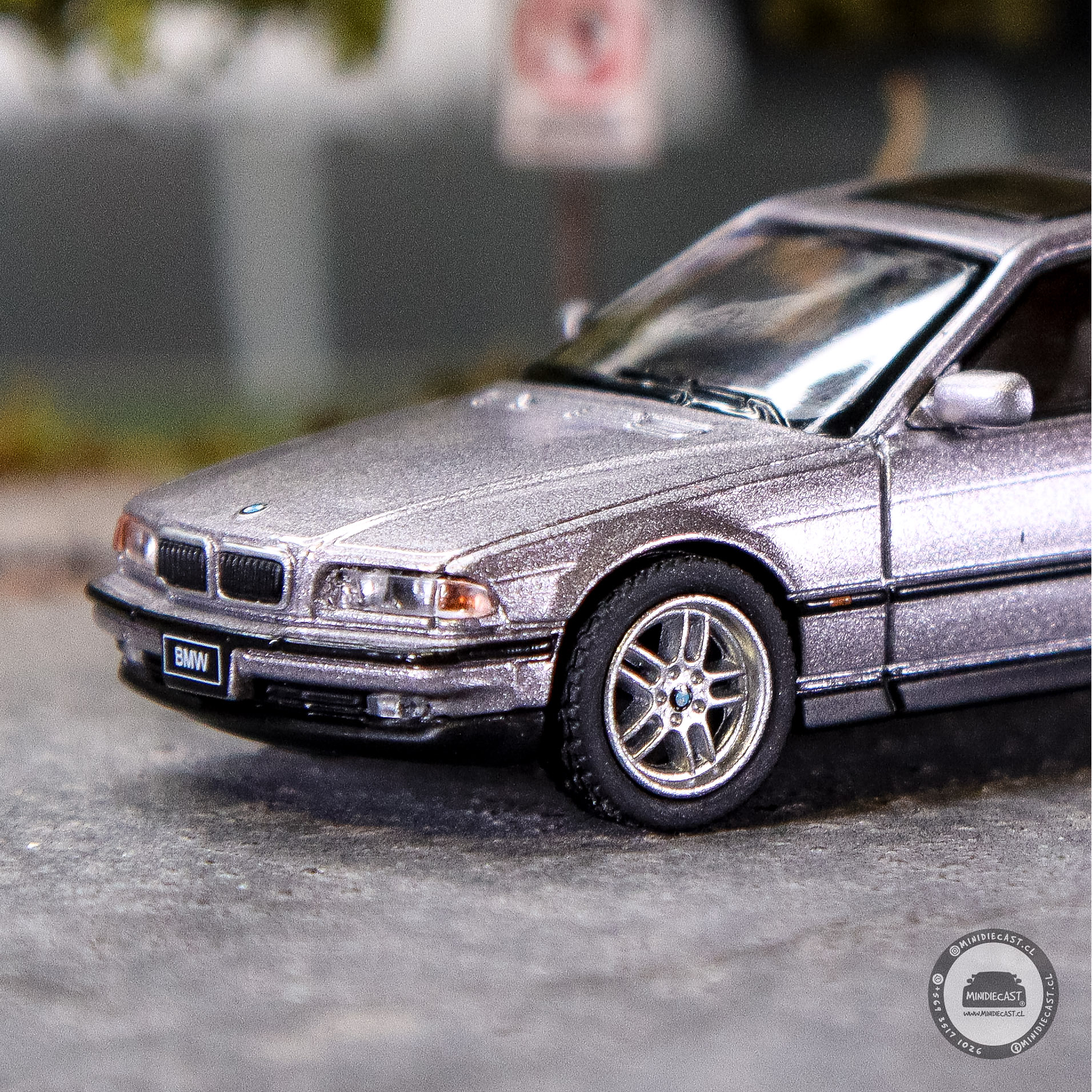 Mini GT 1:64 BMW 750IL – Aspen Silver Metallic – Mijo Exclusives