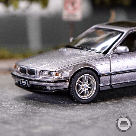 Mini GT 1:64 BMW 750IL – Aspen Silver Metallic – Mijo Exclusives
