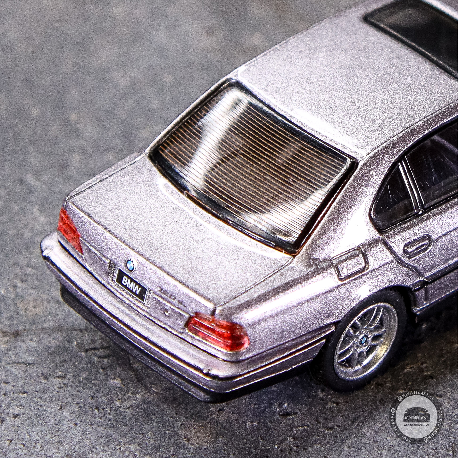 Mini GT 1:64 BMW 750IL – Aspen Silver Metallic – Mijo Exclusives