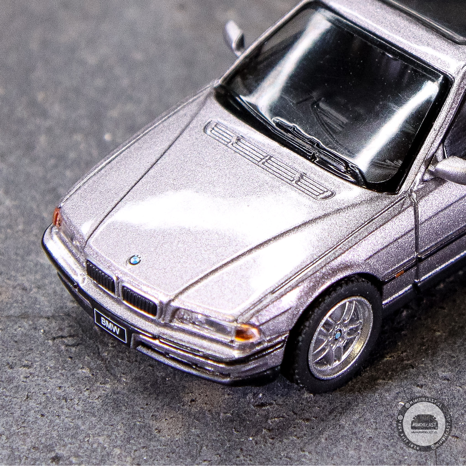 Mini GT 1:64 BMW 750IL – Aspen Silver Metallic – Mijo Exclusives