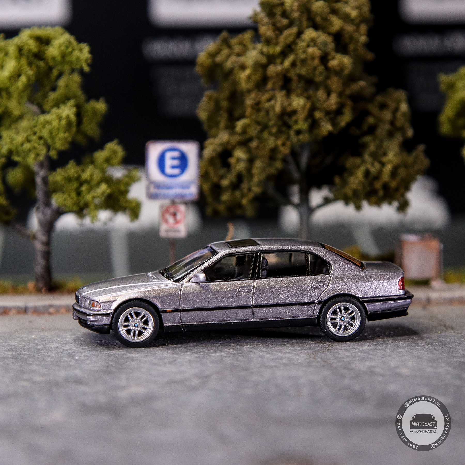 Mini GT 1:64 BMW 750IL – Aspen Silver Metallic – Mijo Exclusives