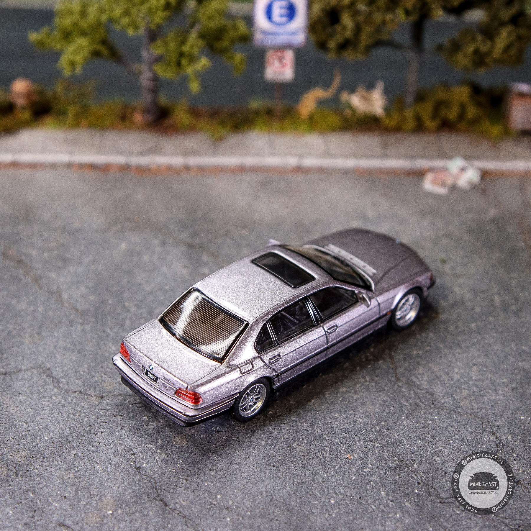 Mini GT 1:64 BMW 750IL – Aspen Silver Metallic – Mijo Exclusives