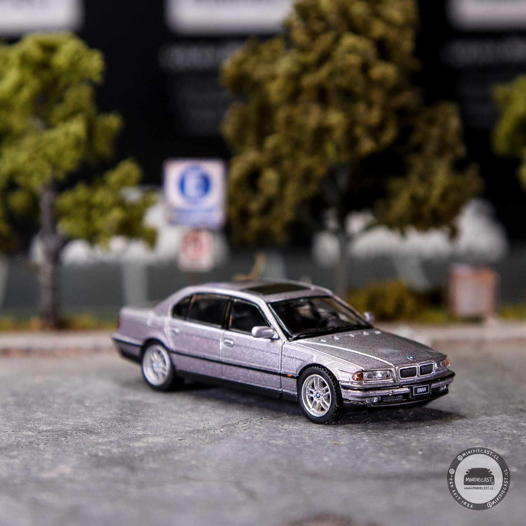 Mini GT 1:64 BMW 750IL – Aspen Silver Metallic – Mijo Exclusives