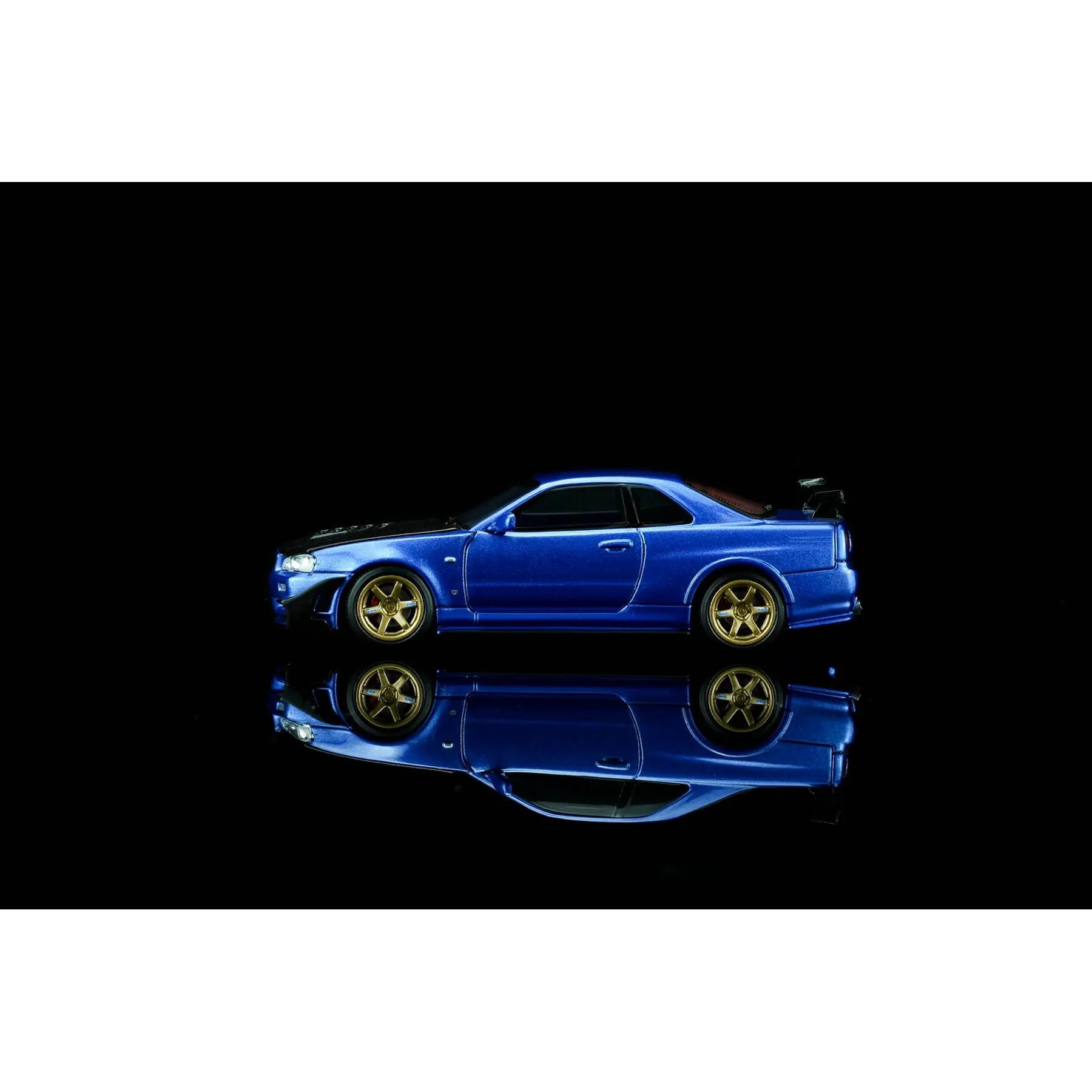 (PREVENTA) Motorhelix 1:64 Nissan Skyline GT-R (R34) Custom Edition - Wangan Blue Custom with GT Aero Kit