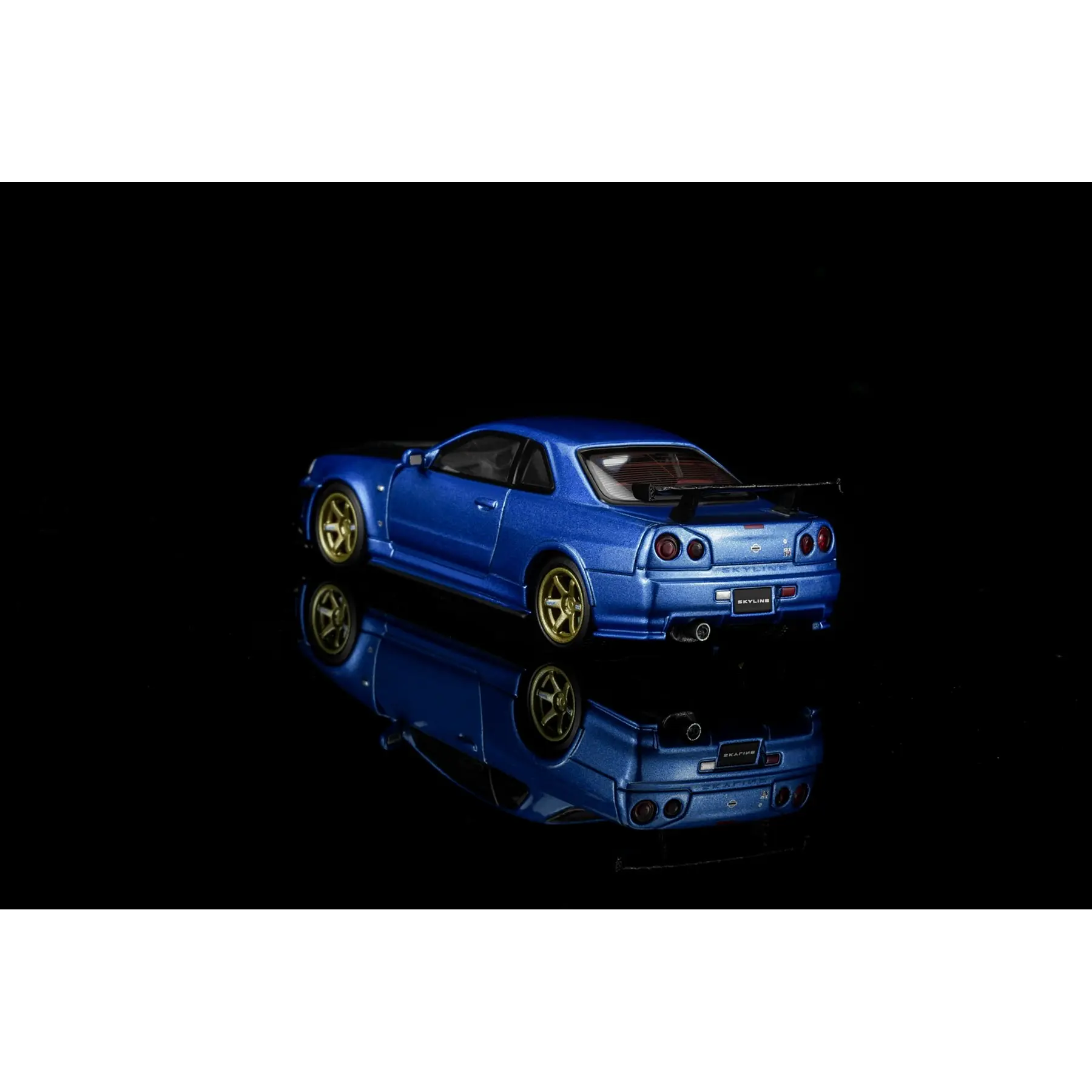 (PREVENTA) Motorhelix 1:64 Nissan Skyline GT-R (R34) Custom Edition - Wangan Blue Custom with GT Aero Kit