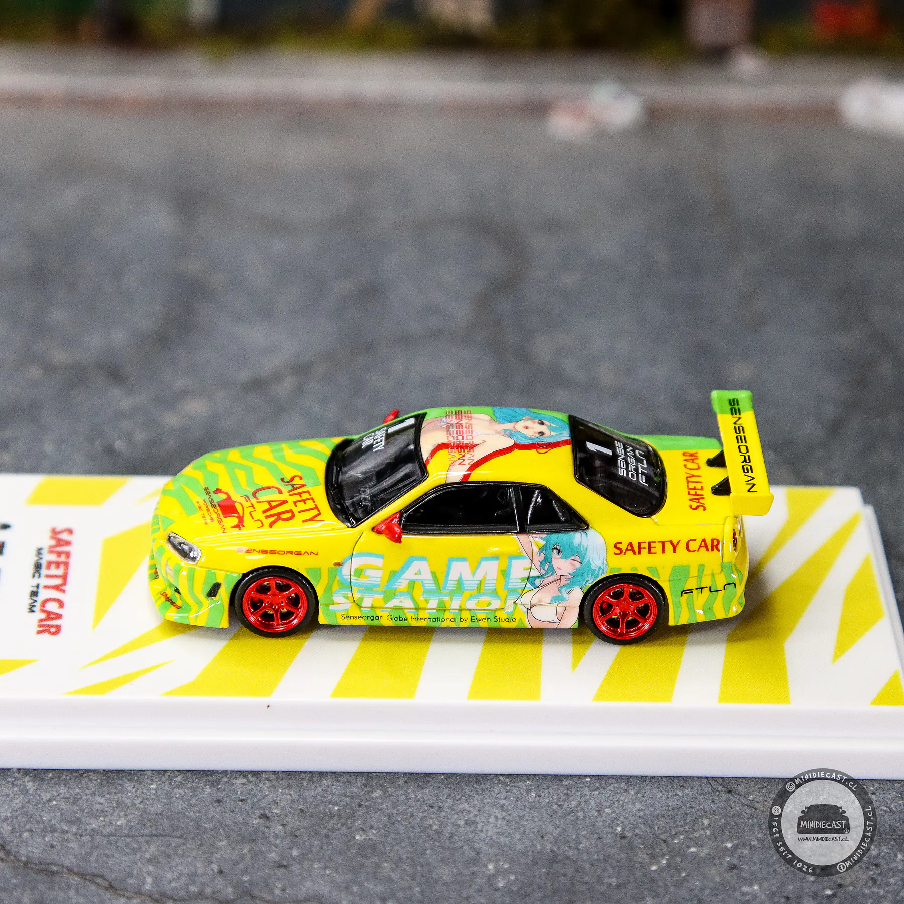 Modern Art 1:64 Nissan Skyline GT-R R34 - Youthful Spirit