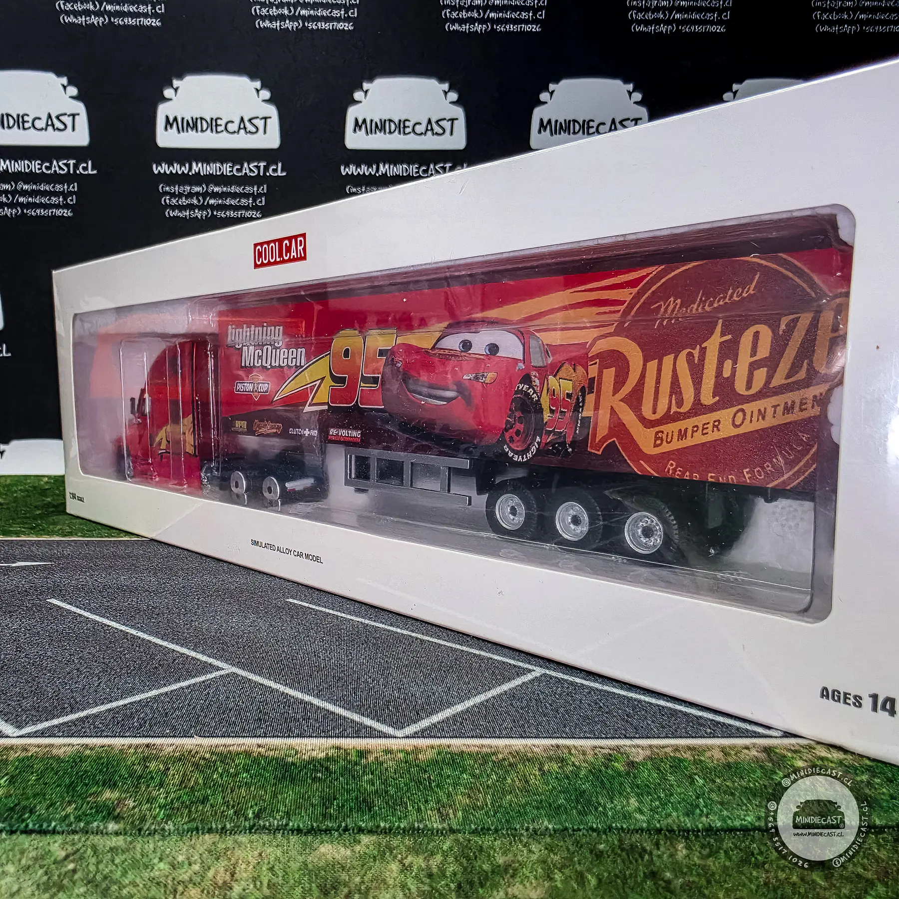 Cool Car 1:64 Freightliner Lightning McQueen.