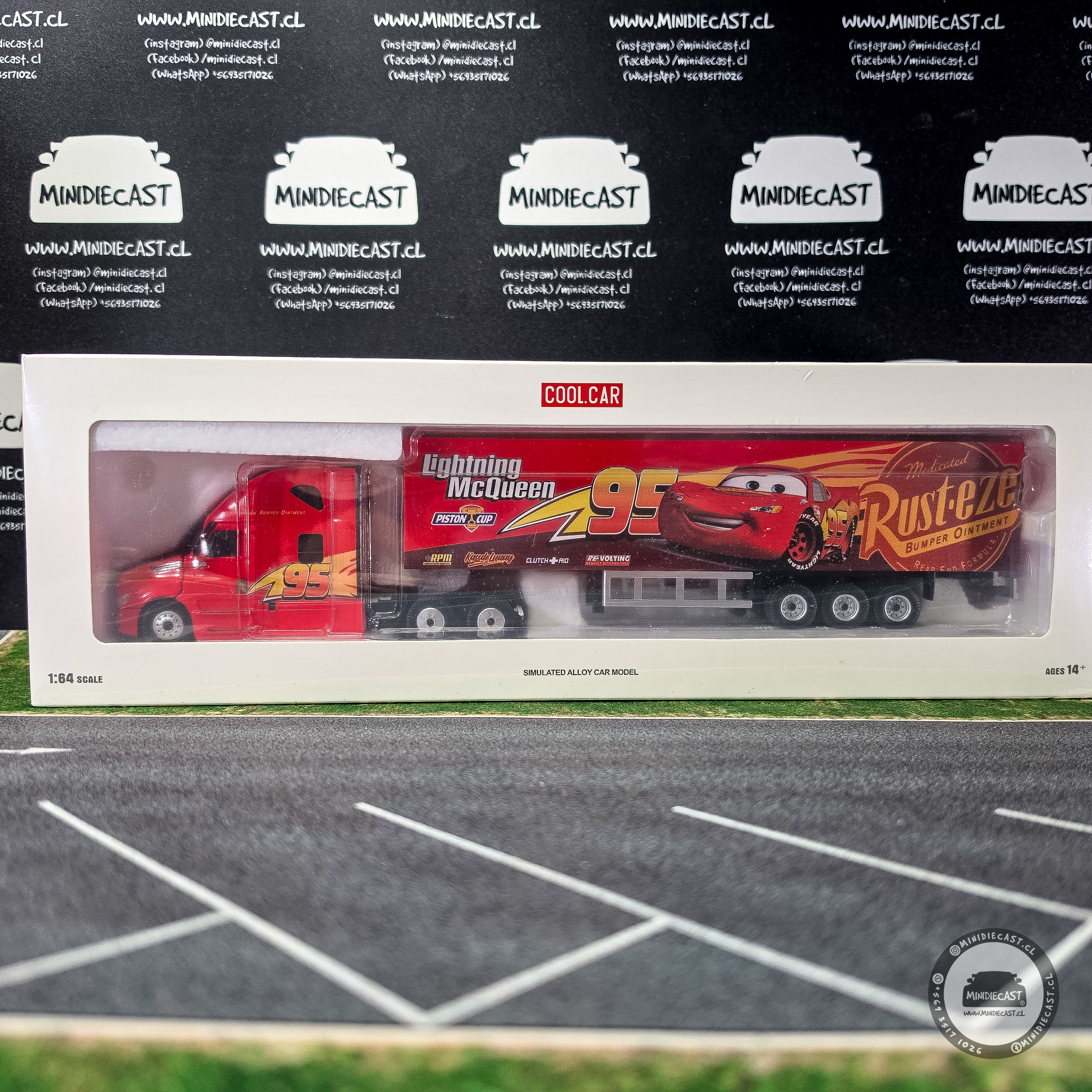 Cool Car 1:64 Freightliner Lightning McQueen.
