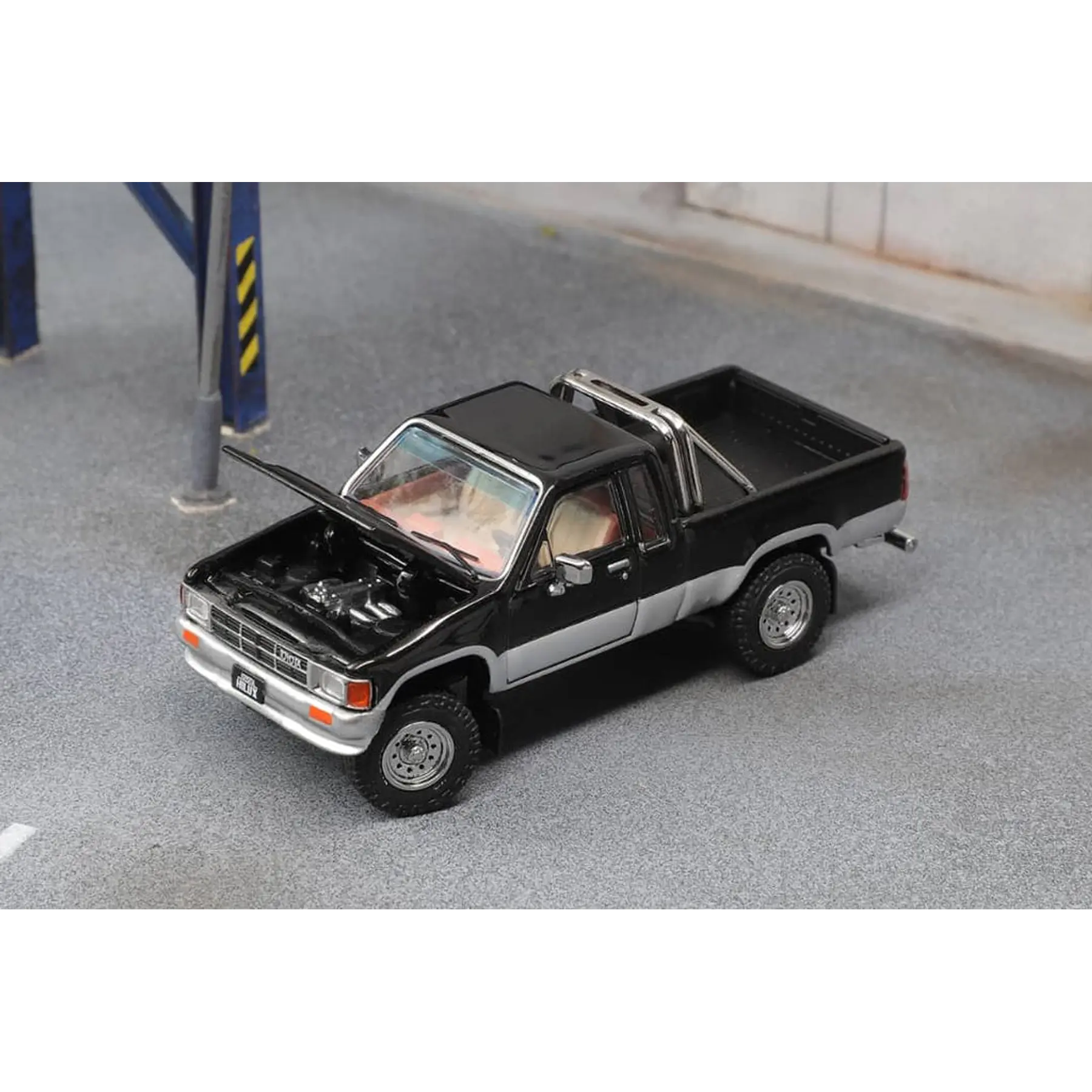 GCD 1:64 Toyota Hilux - Black & Silver（LHD）