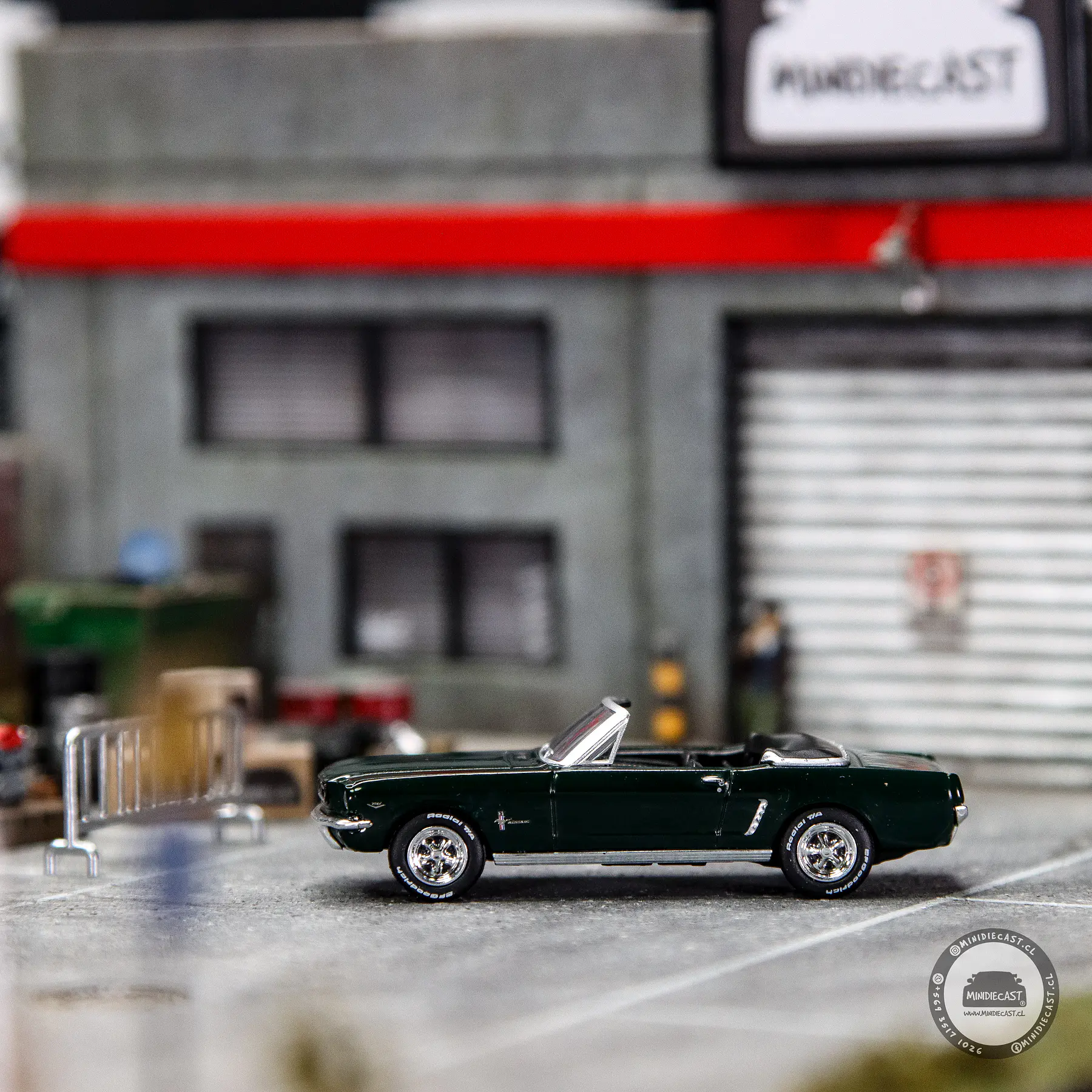 Mini GT 1:64 Ford Mustang Convertible 1964 – Highland Green. 