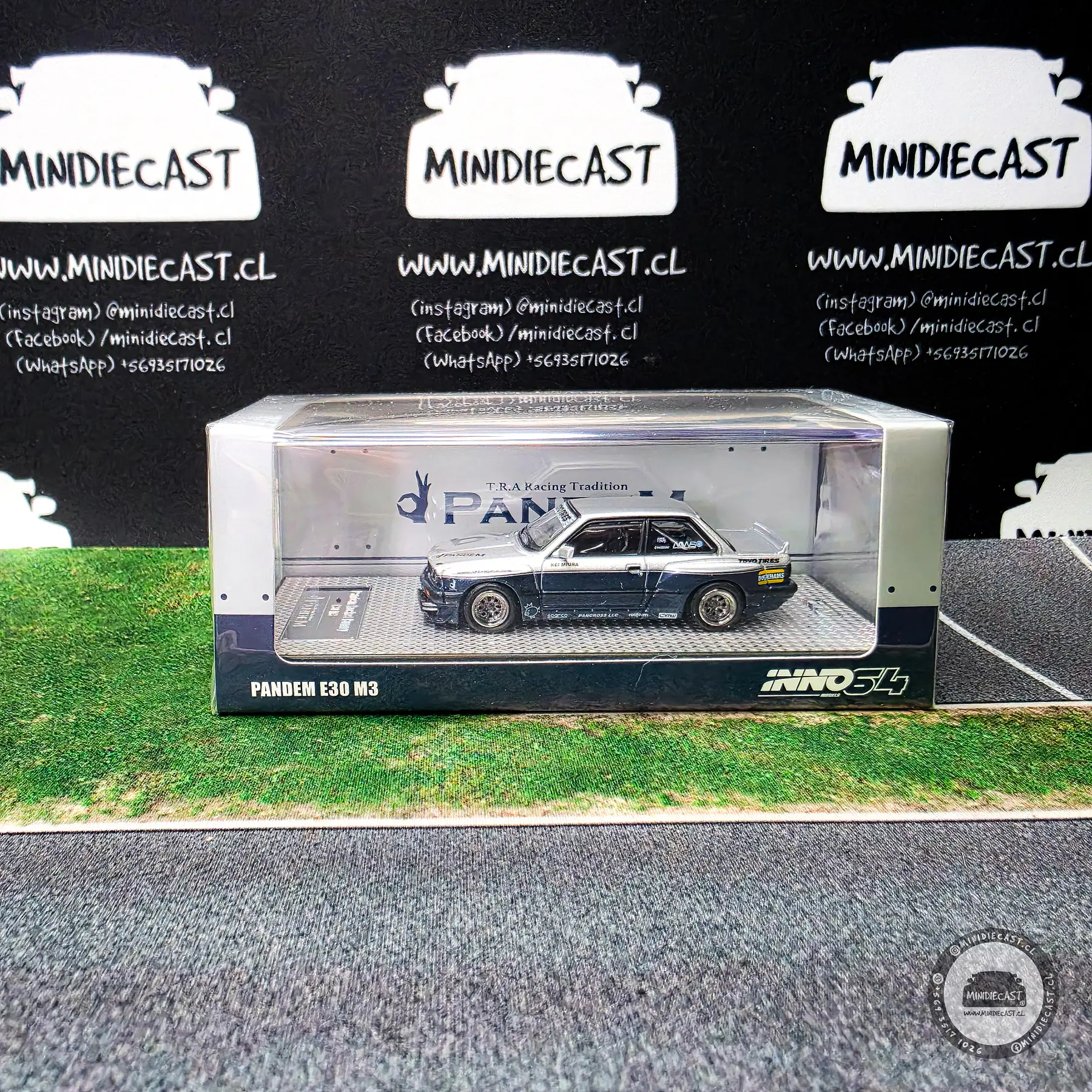 Inno64 1:64 PANDEM BMW E30 M3 Silver/Blue.