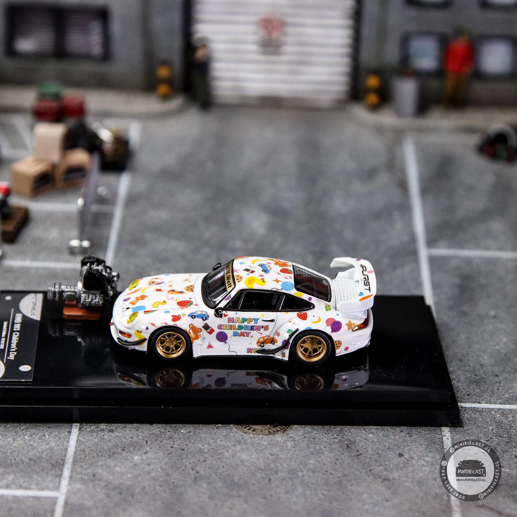 MOTORHELIX 1:64 Porsche RWB 993 Children‘s Day Limited Edition
