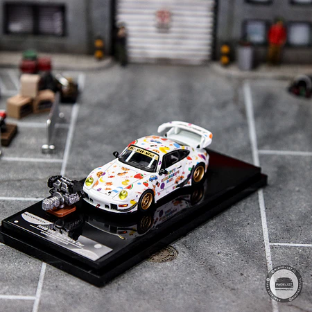 MOTORHELIX 1:64 Porsche RWB 993 Children‘s Day Limited Edition