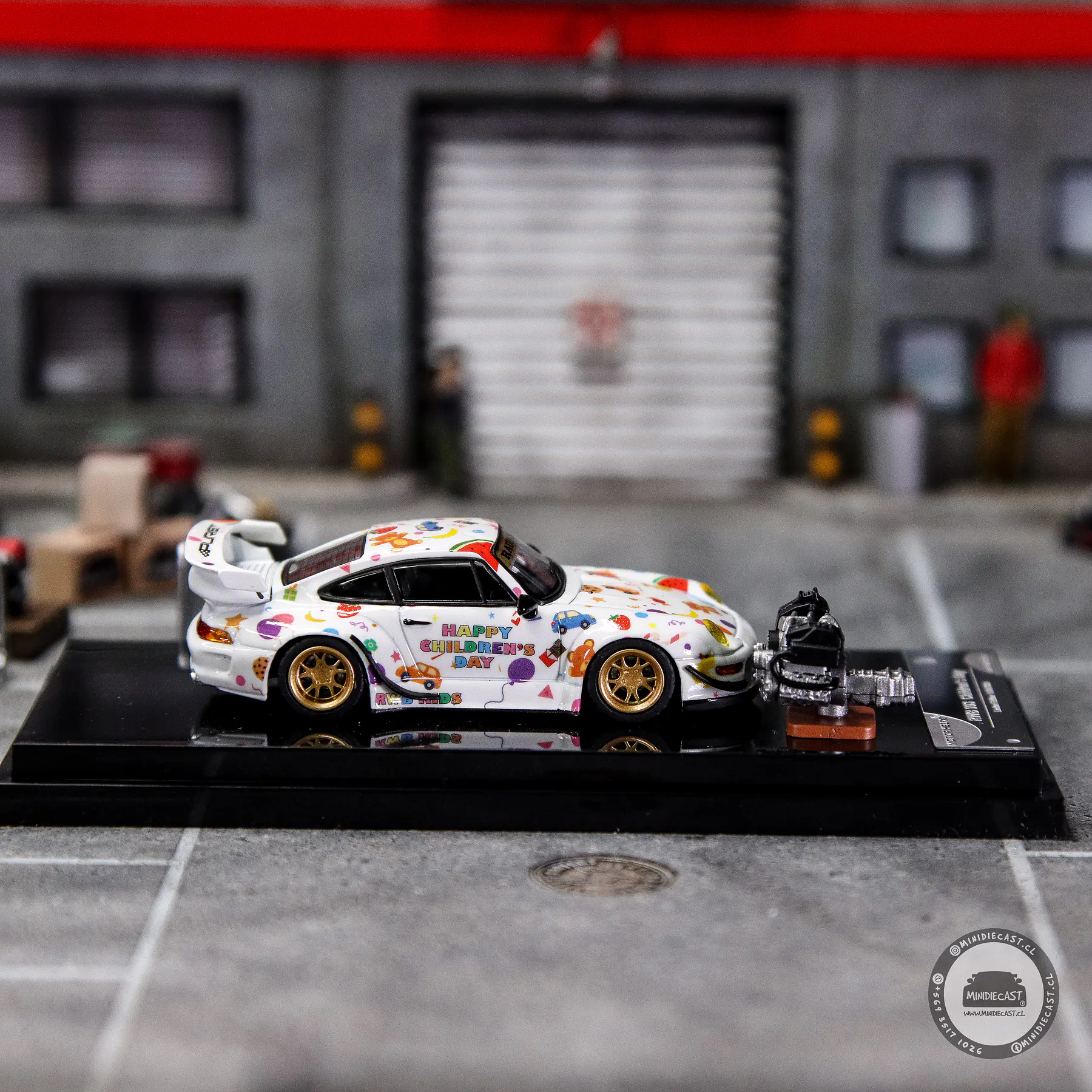 MOTORHELIX 1:64 Porsche RWB 993 Children‘s Day Limited Edition