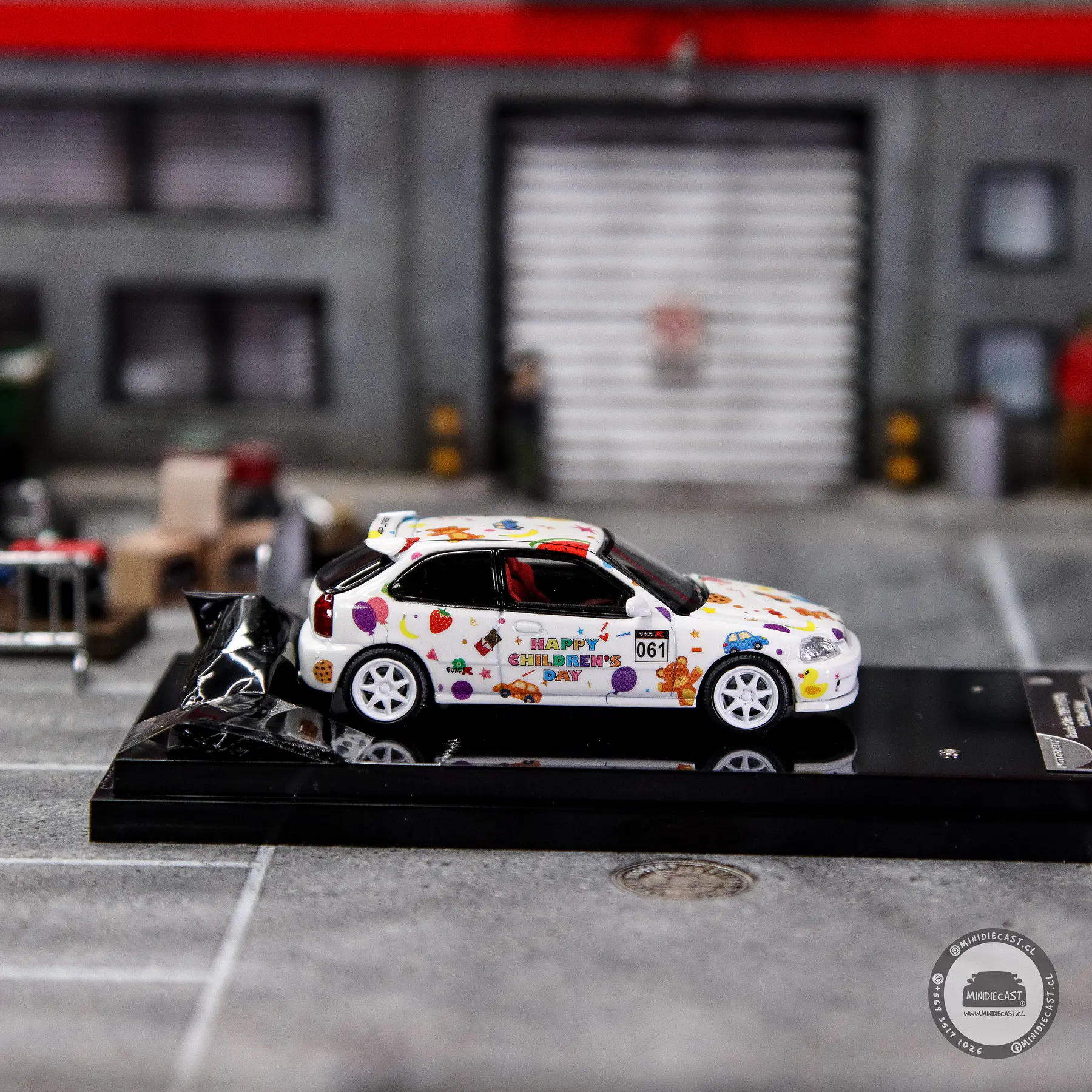 MOTORHELIX 1:64 Honda Civic TYPE R (EK9) Children‘s Day Limited Edition