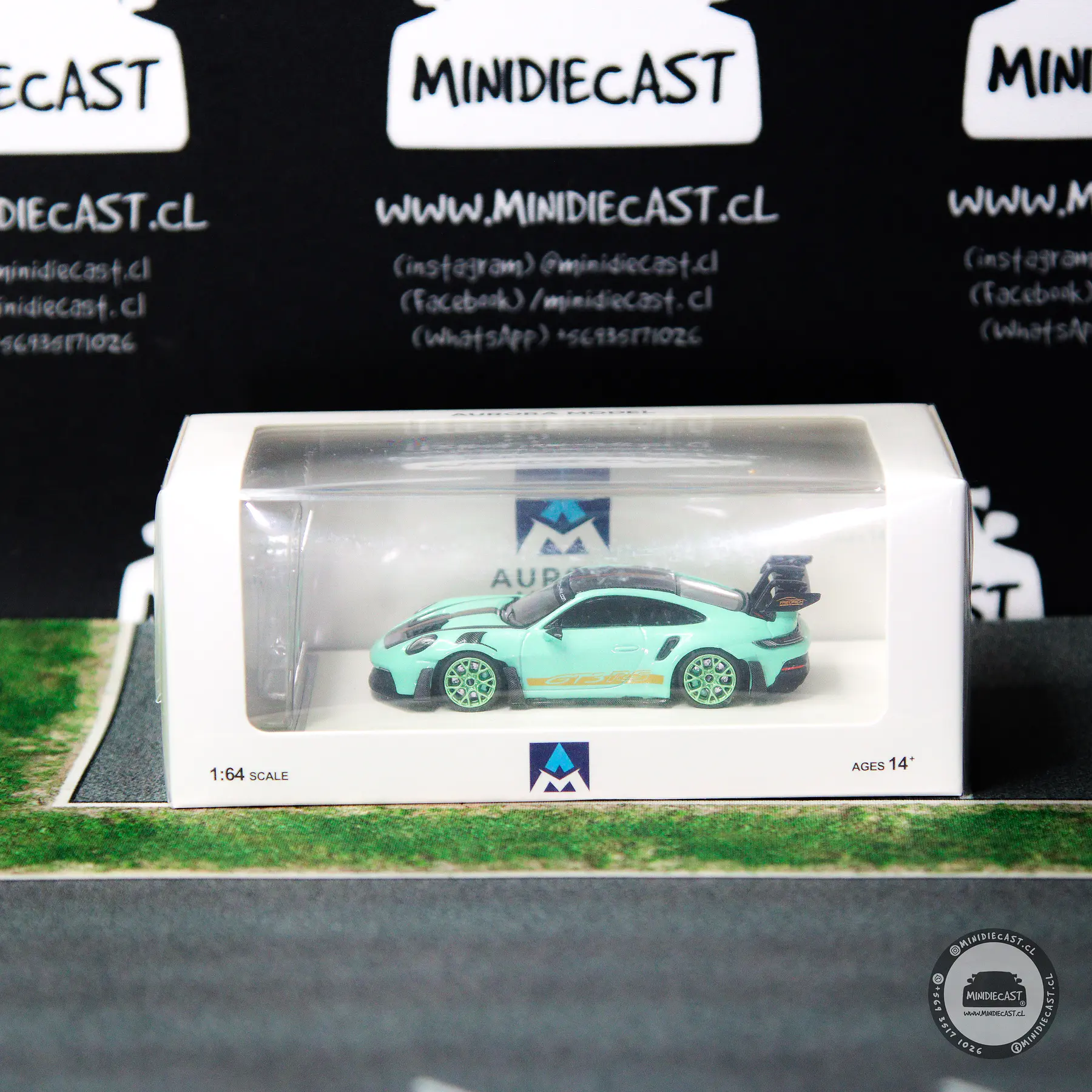 Aurora Model 1:64 992 GT3 RS Mint Green + figure. 