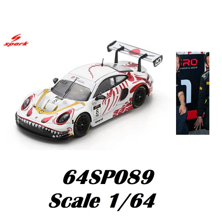 (PREVENTA) SPARK 1:64 Porsche GT3 R No.8 AO Racing Winner Suzuka 1000km 2026 L. Heinrich - A. Picariello - J. Andlauer (with Pit Board)