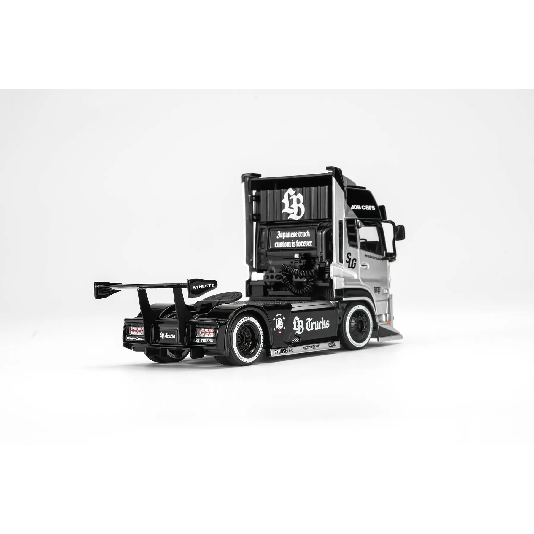 (PREVENTA) Motorhelix 1:64 LB Trucks UD QUON Head - Black and Silver